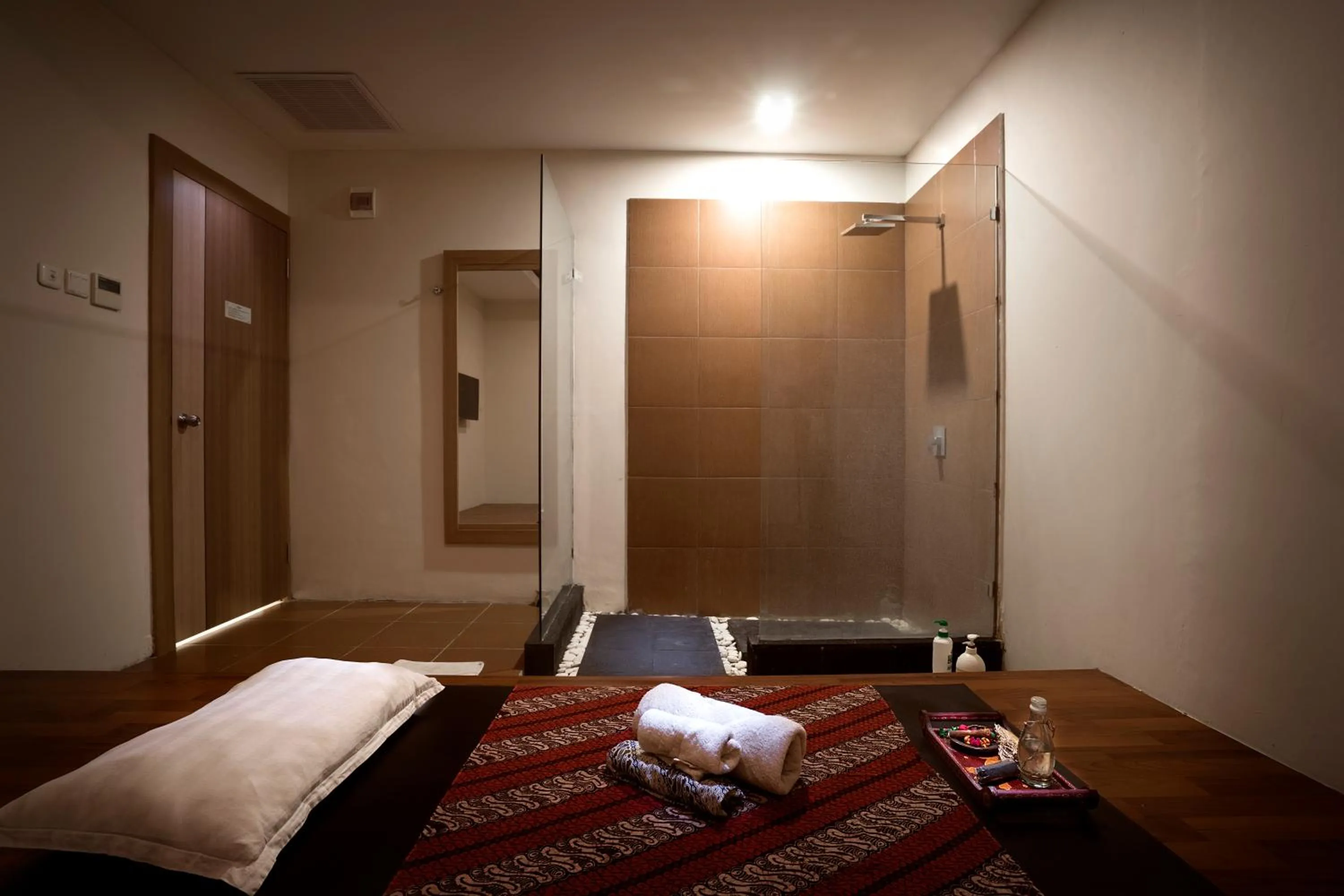 Massage, Bed in Cavinton Hotel Malioboro Yogyakarta