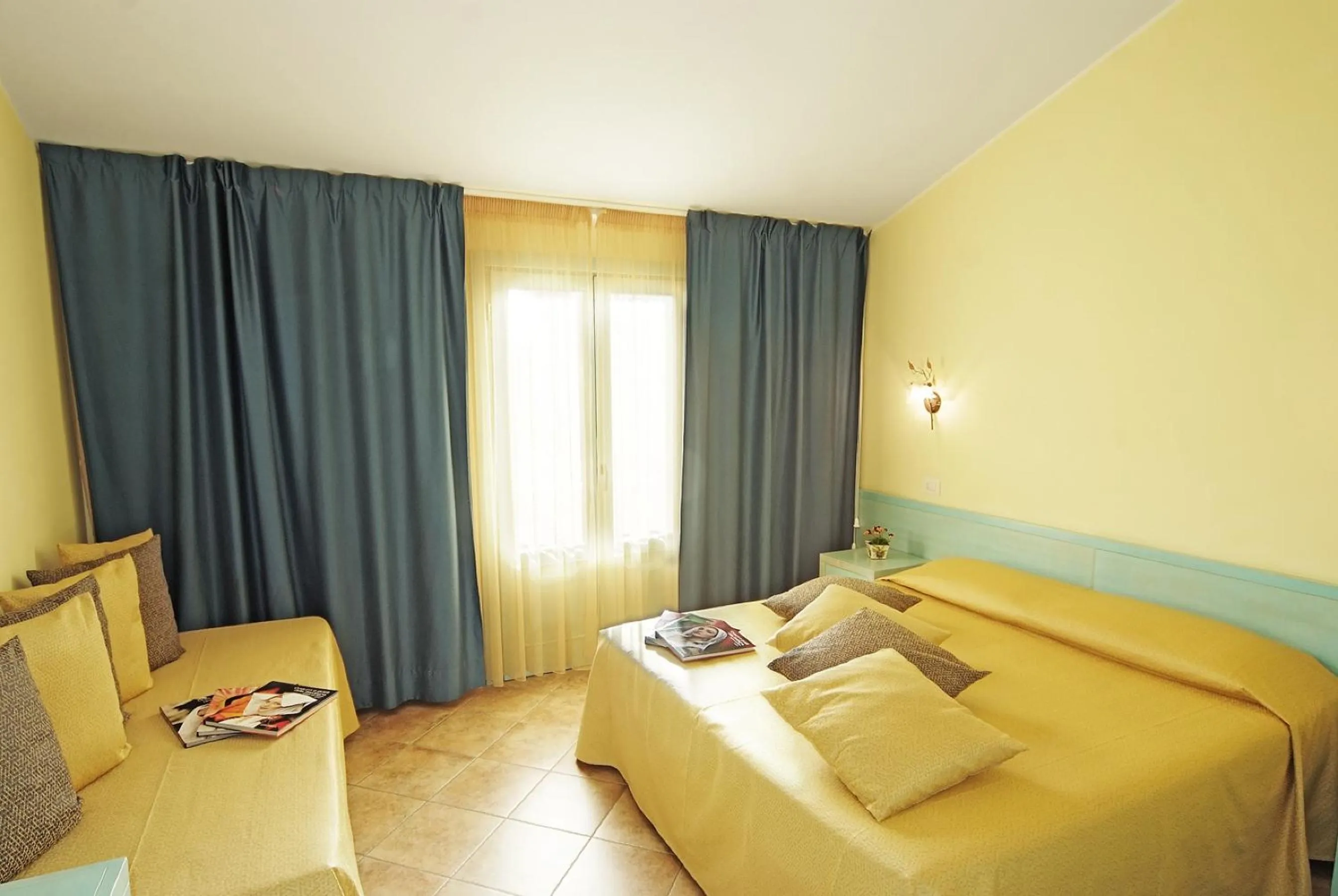 Photo of the whole room in Hotel Del Corso