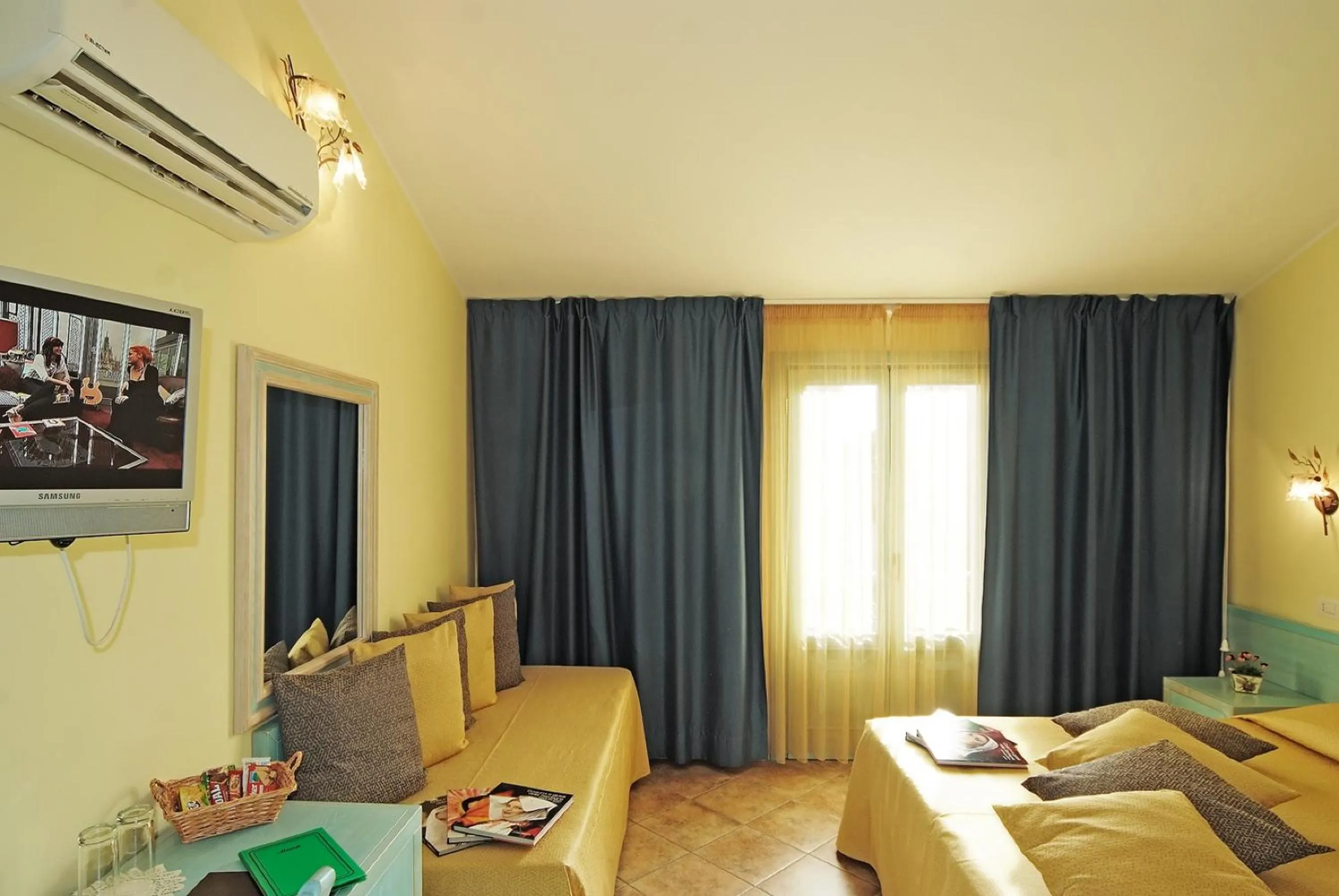 Photo of the whole room in Hotel Del Corso