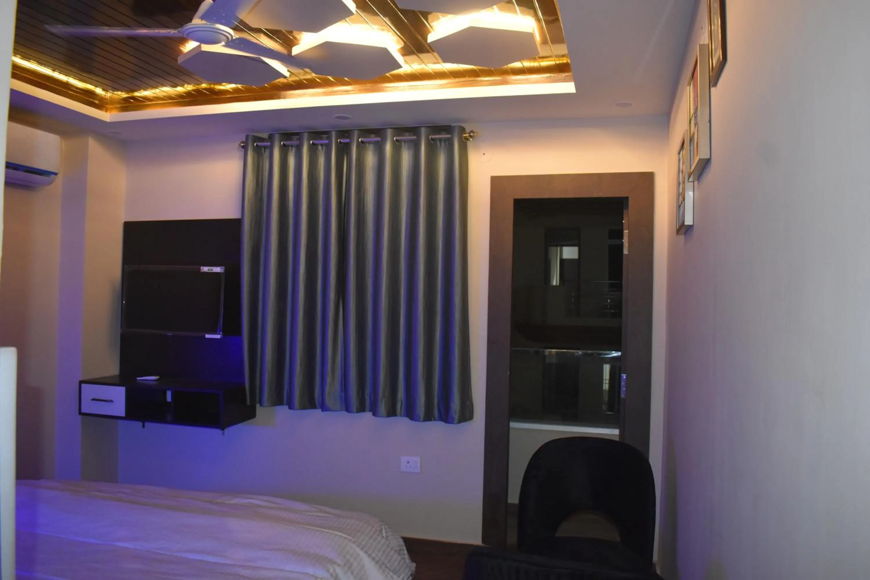 Communal lounge/ TV room, Bed in Hotel Lilac Doors