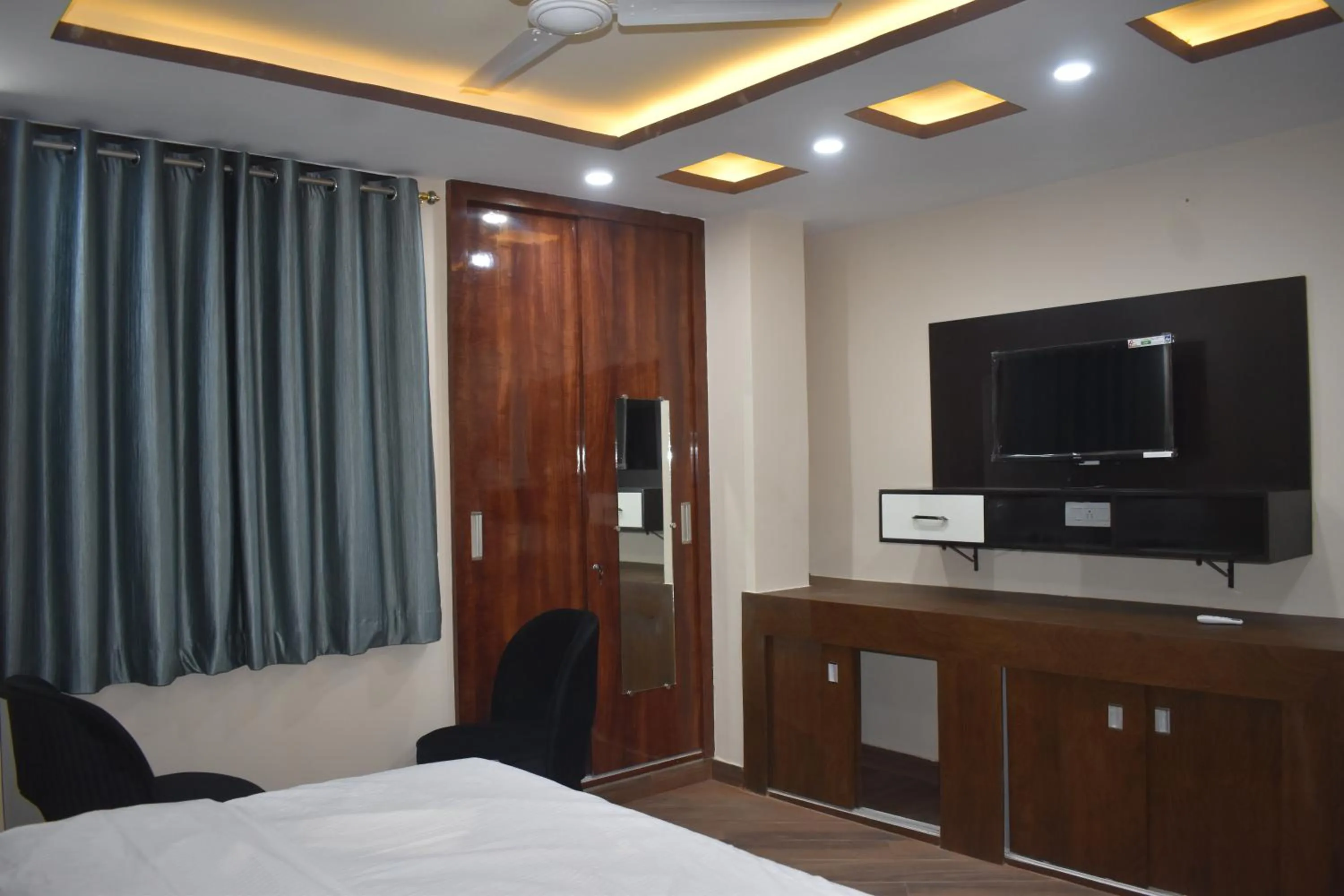 Communal lounge/ TV room, Bed in Hotel Lilac Doors