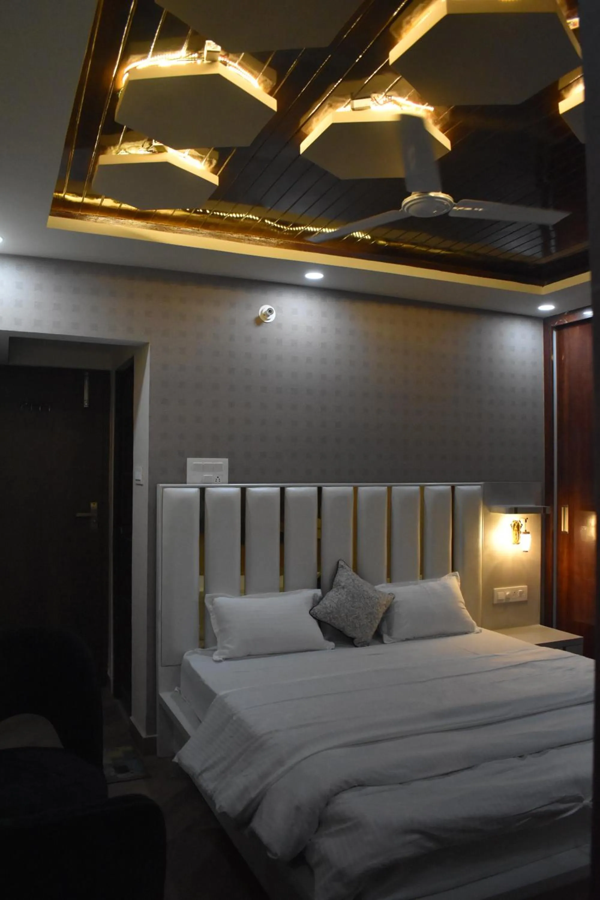 Photo of the whole room, Bed in Hotel Lilac Doors