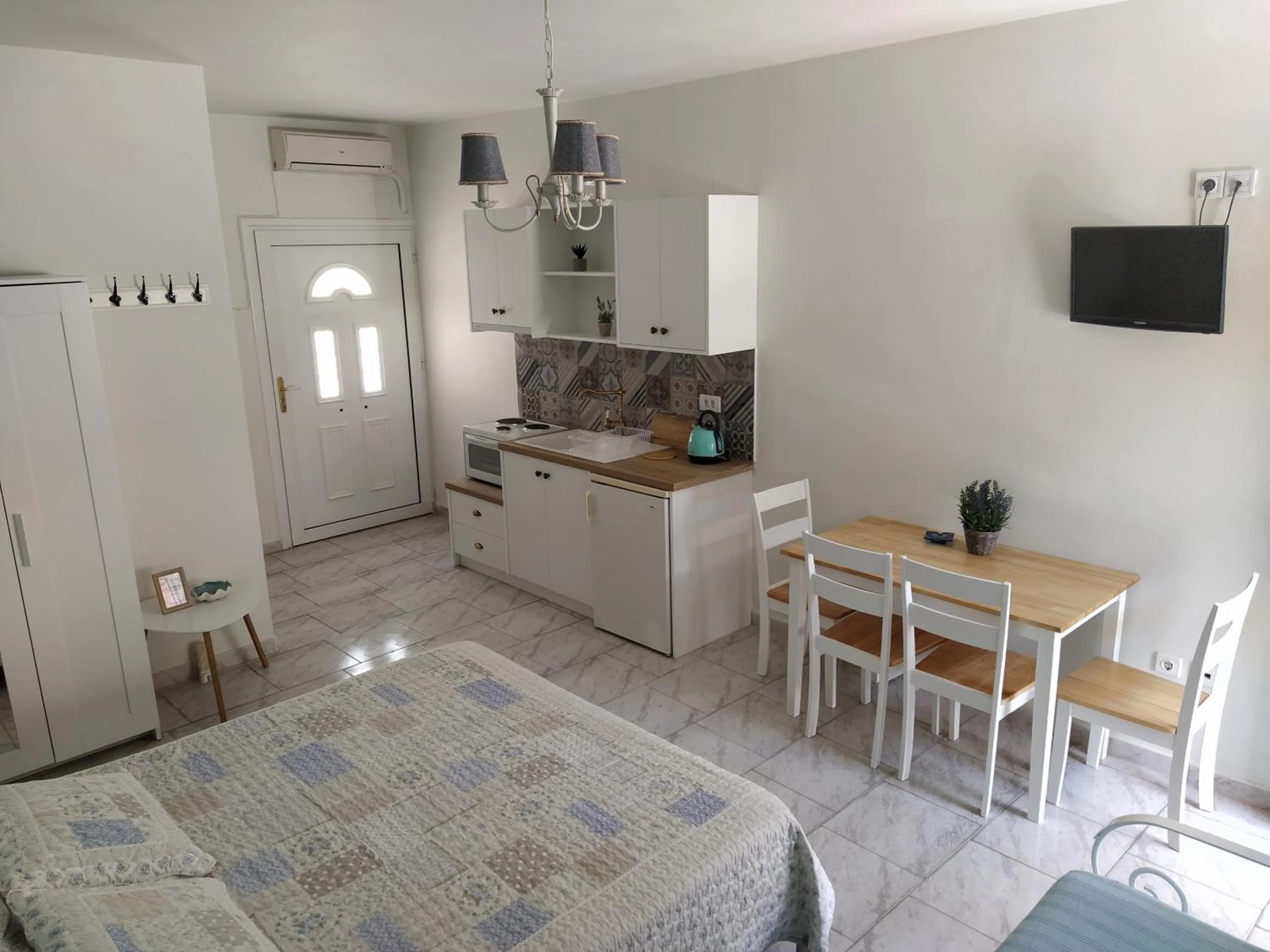 Photo of the whole room in Christos Studios