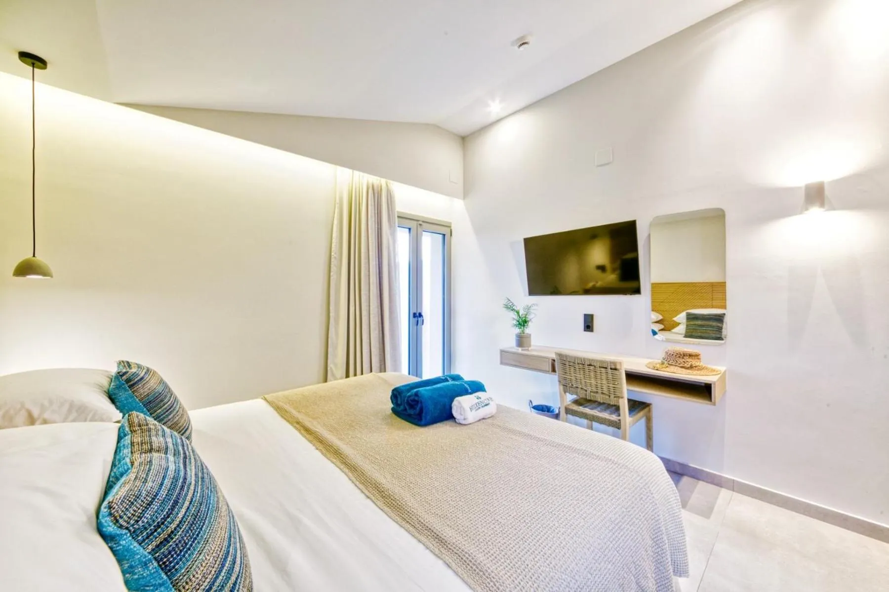 Photo of the whole room, Bed in Hidden Cove Corfu