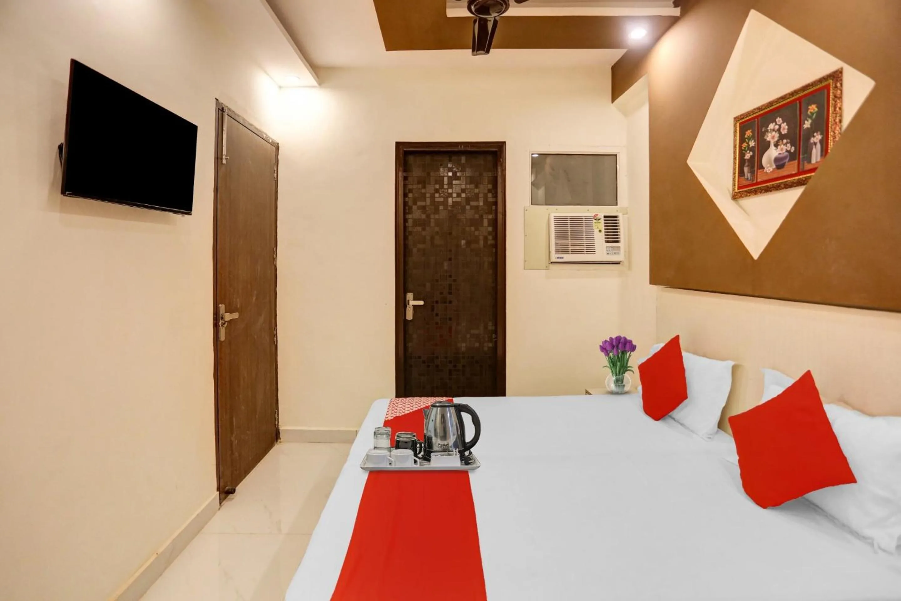 Bedroom, Bed in Hotel O Luxury Inn