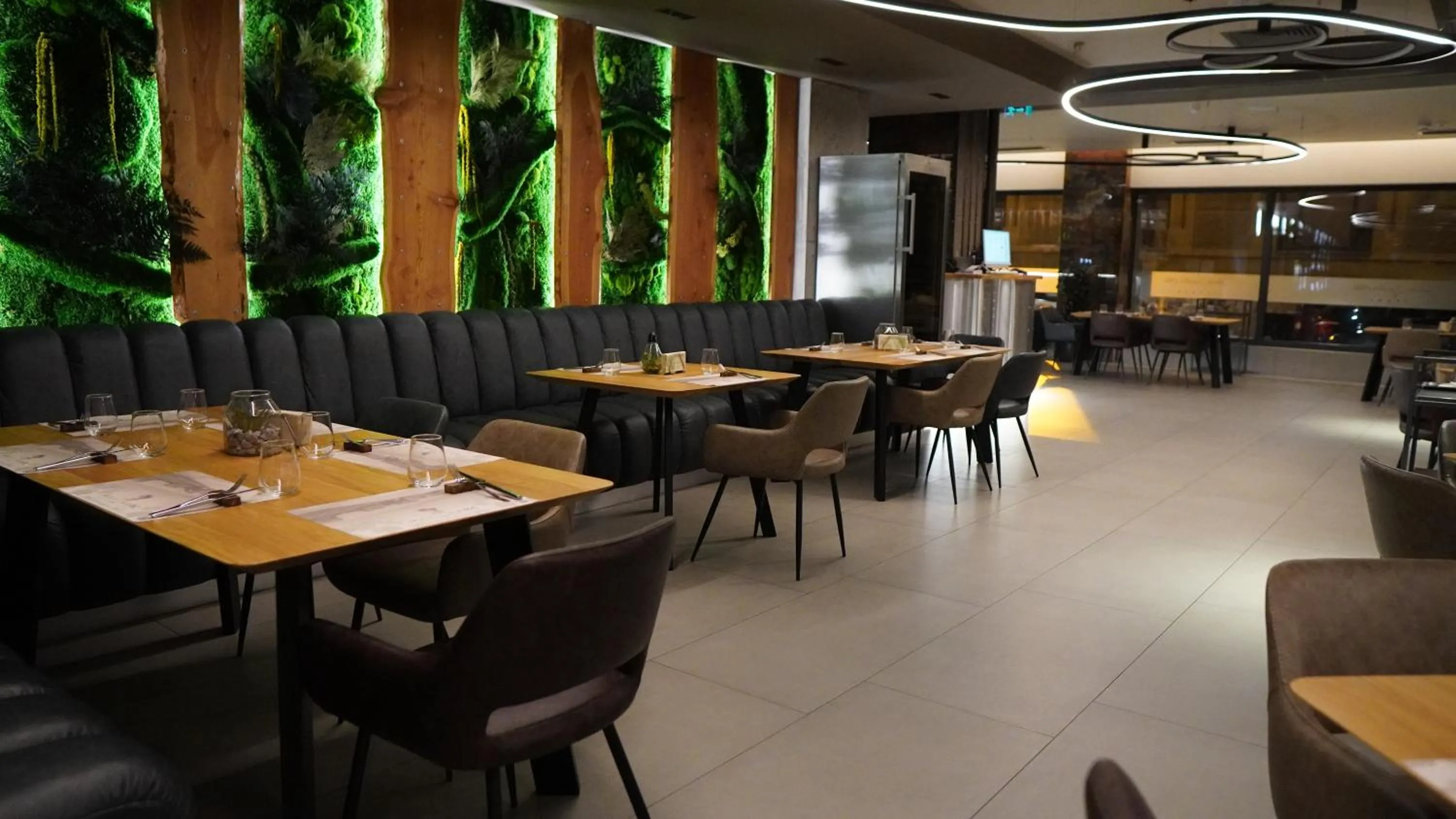 Restaurant/places to eat in Aniroc Signature Hotel