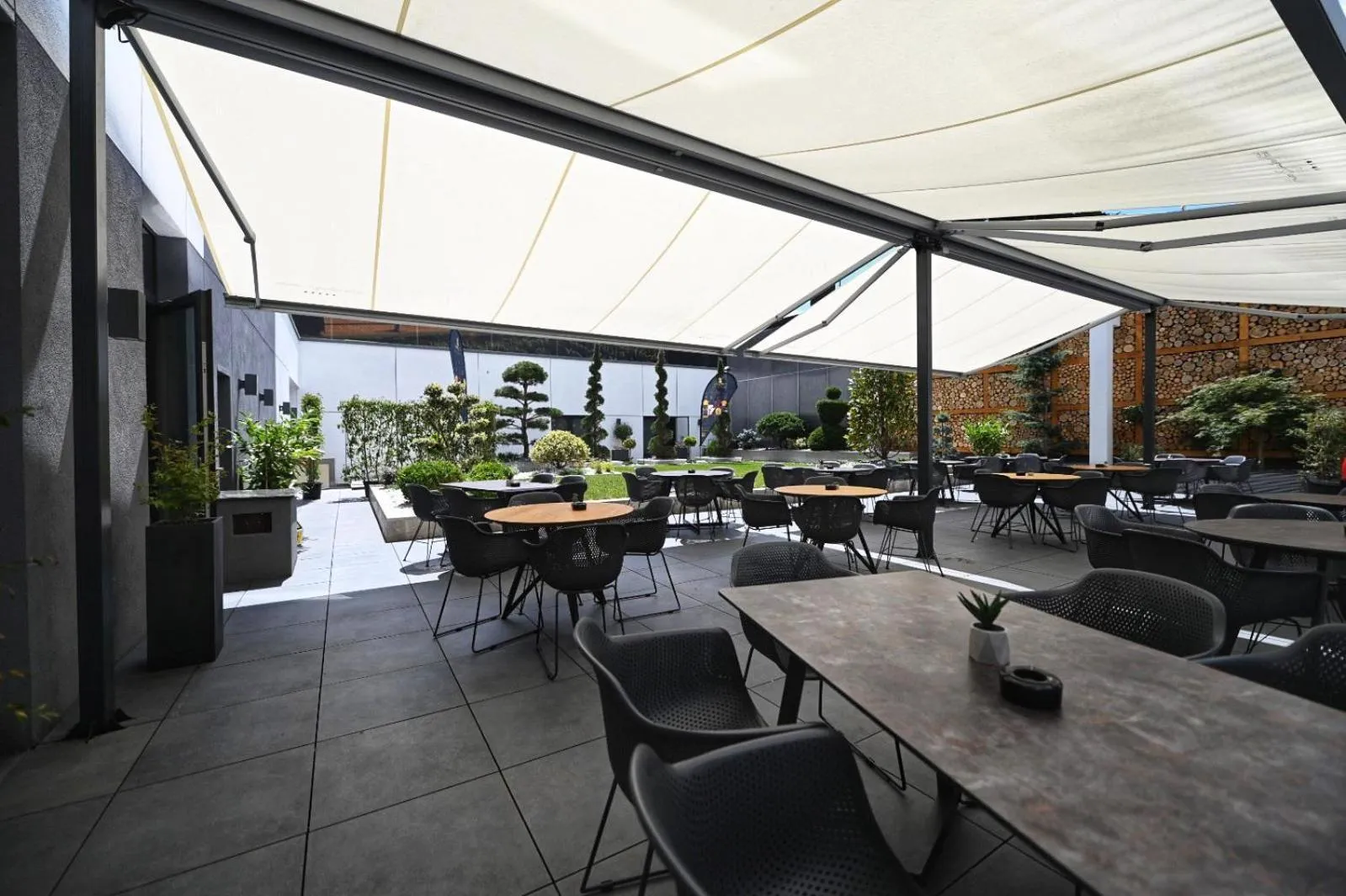 Restaurant/places to eat in Aniroc Signature Hotel