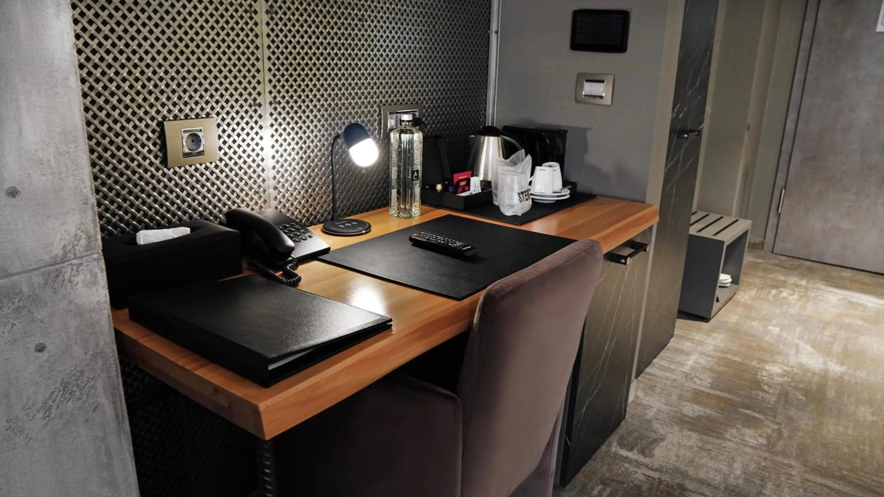 Coffee/tea facilities in Aniroc Signature Hotel