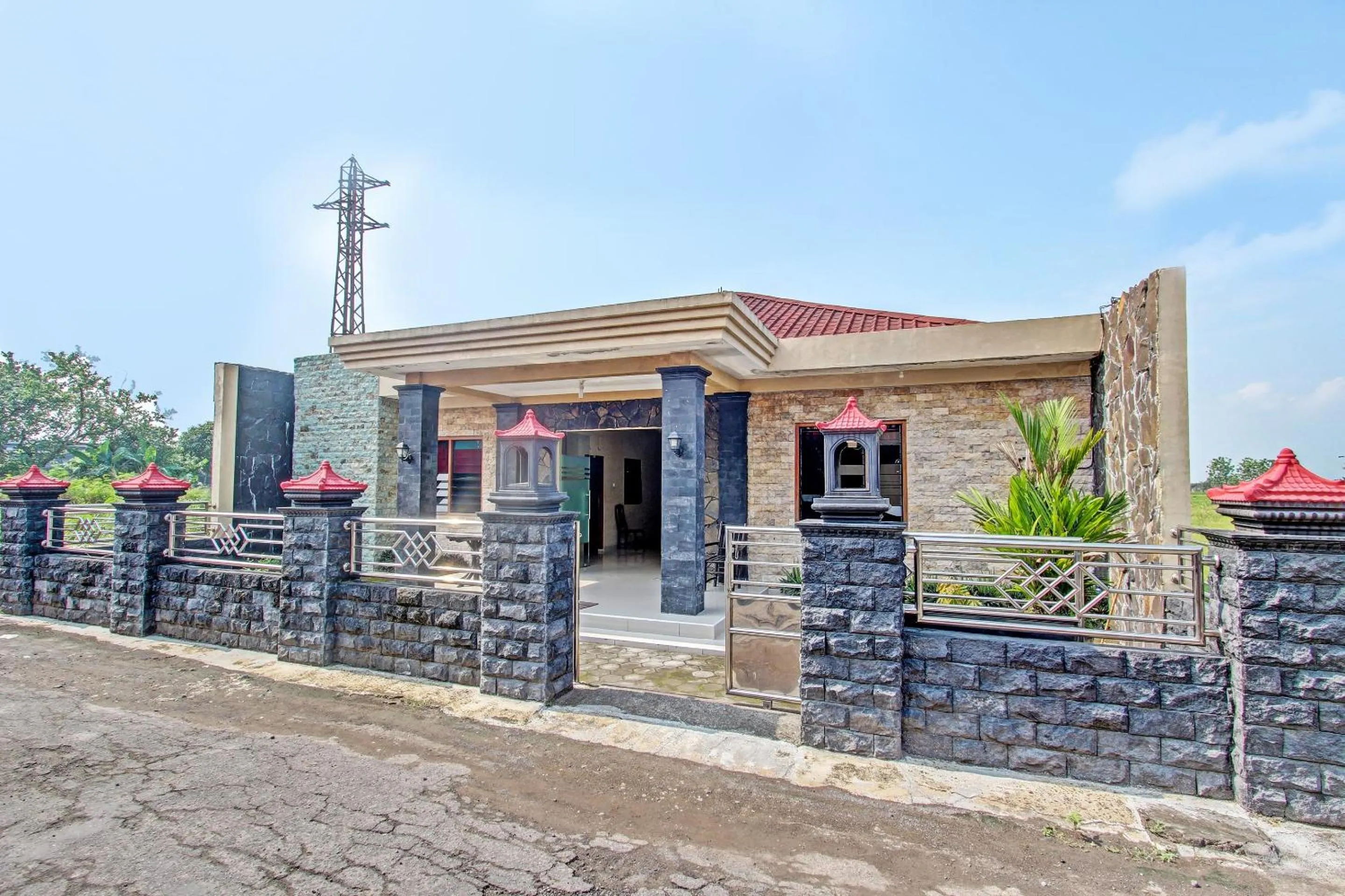 Facade/entrance in OYO 91353 Hotel Surya Andesa