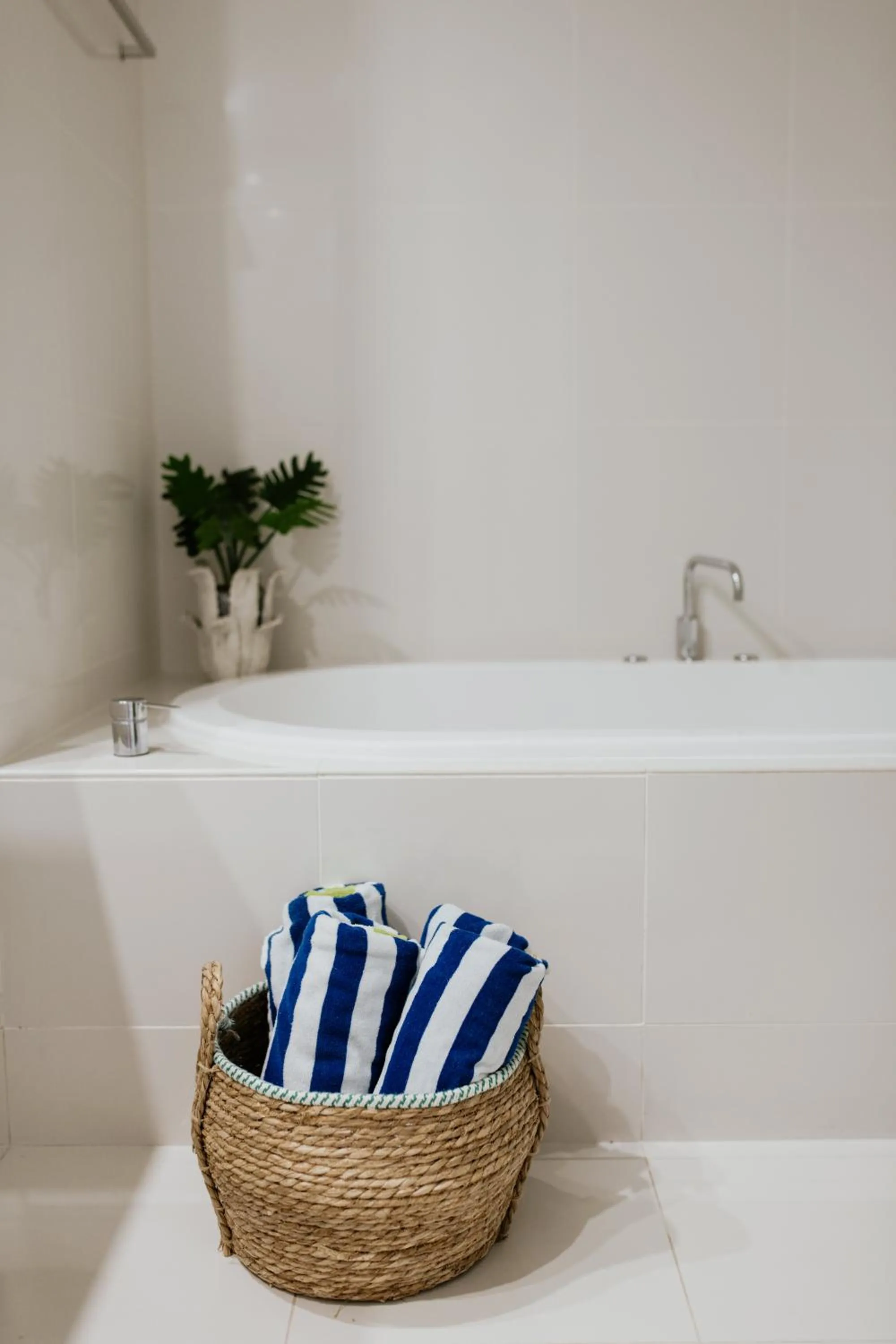 Bath in Circle on Cavill FREE parking