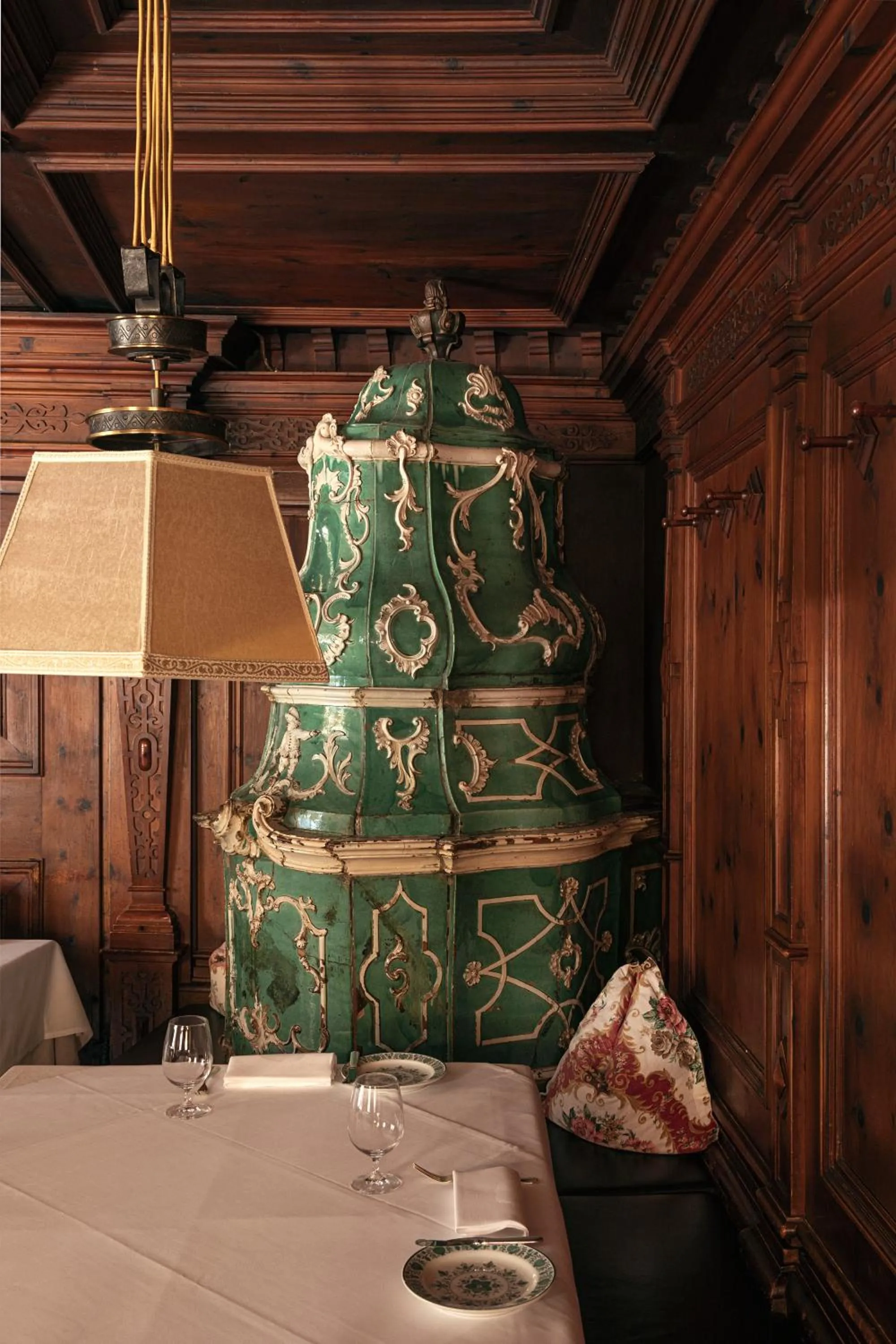 Restaurant/places to eat in Hotel Elephant