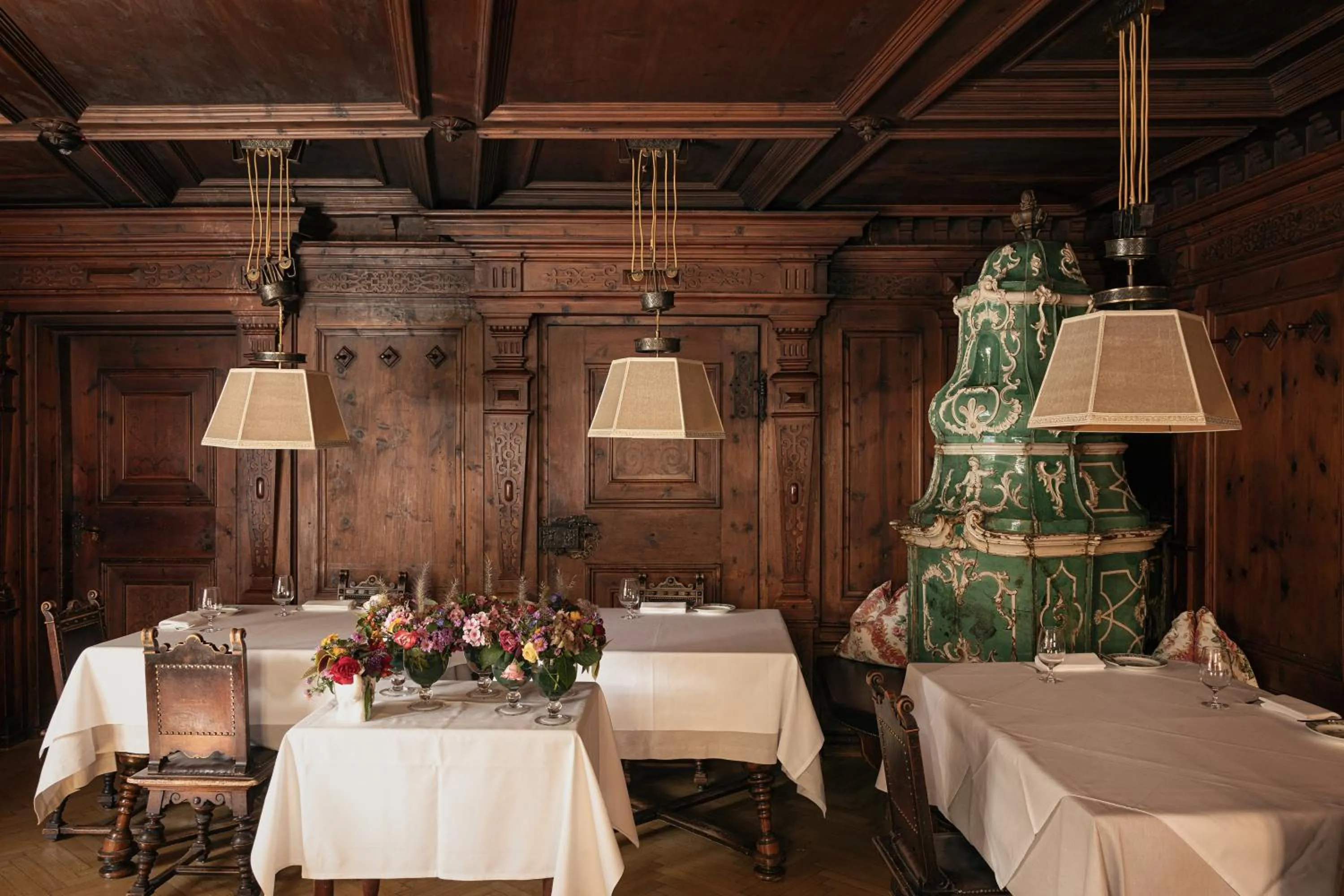 Restaurant/places to eat in Hotel Elephant