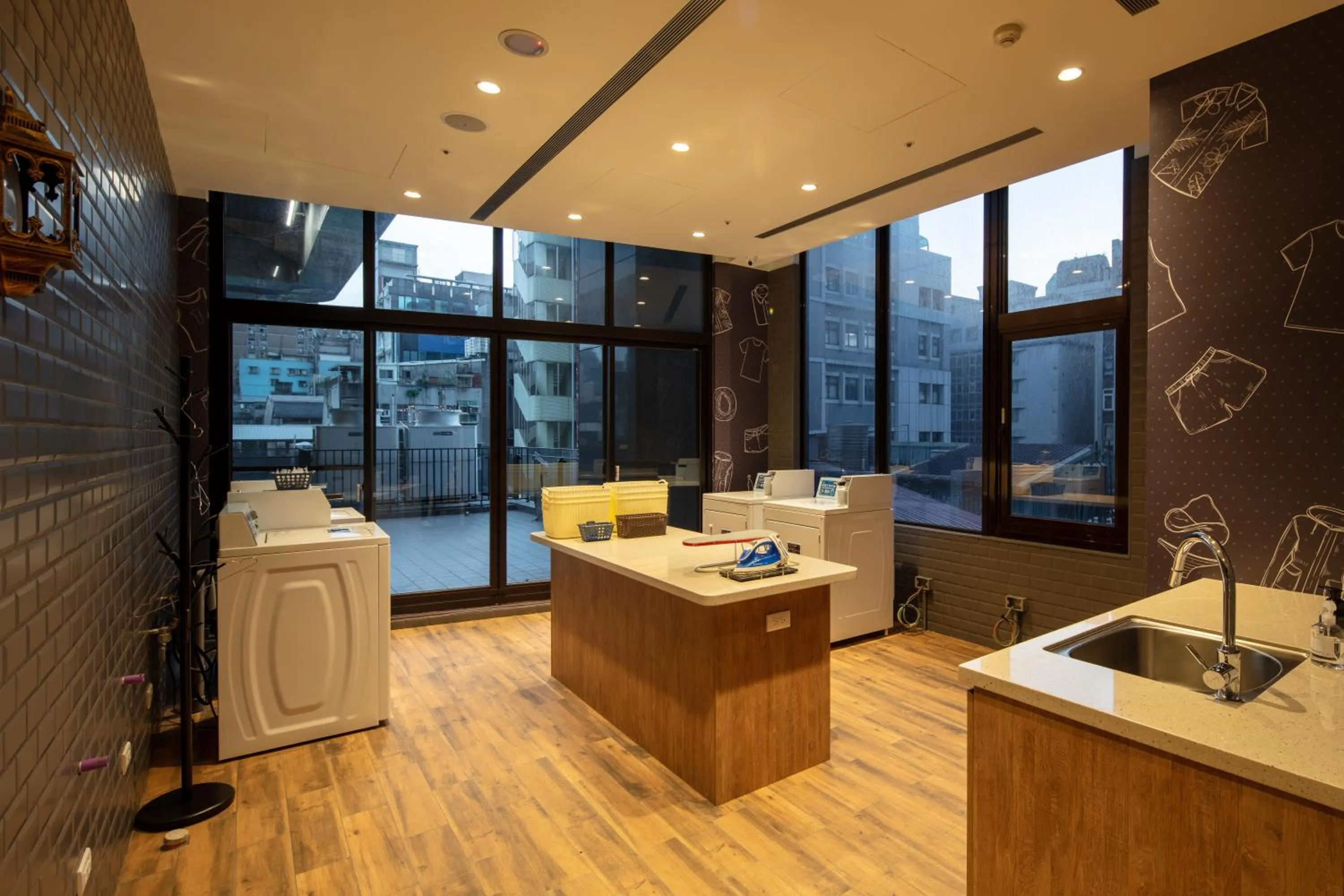 washing machine in Roaders Plus Hotel - Theme