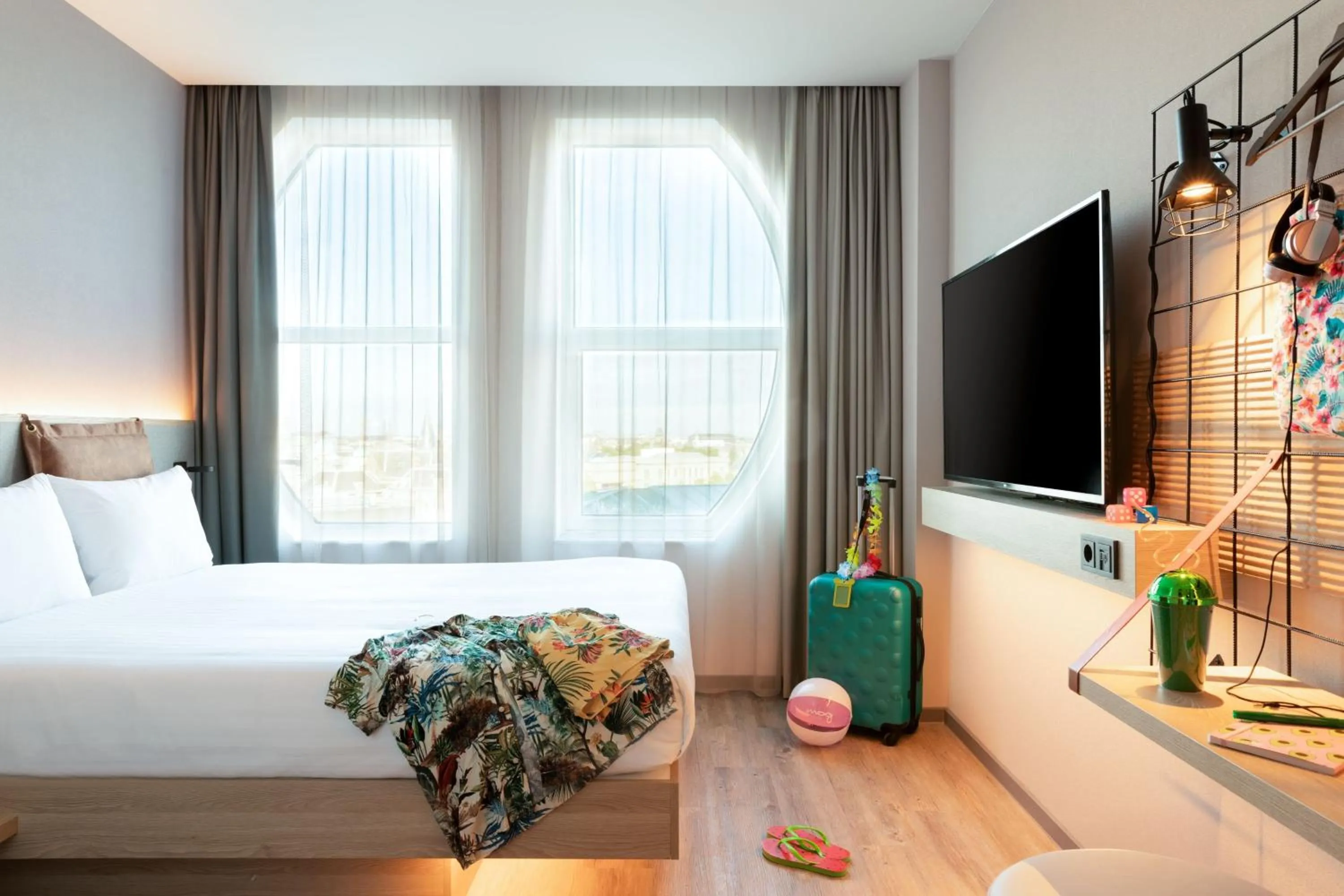 Photo of the whole room, Bed in Moxy The Hague