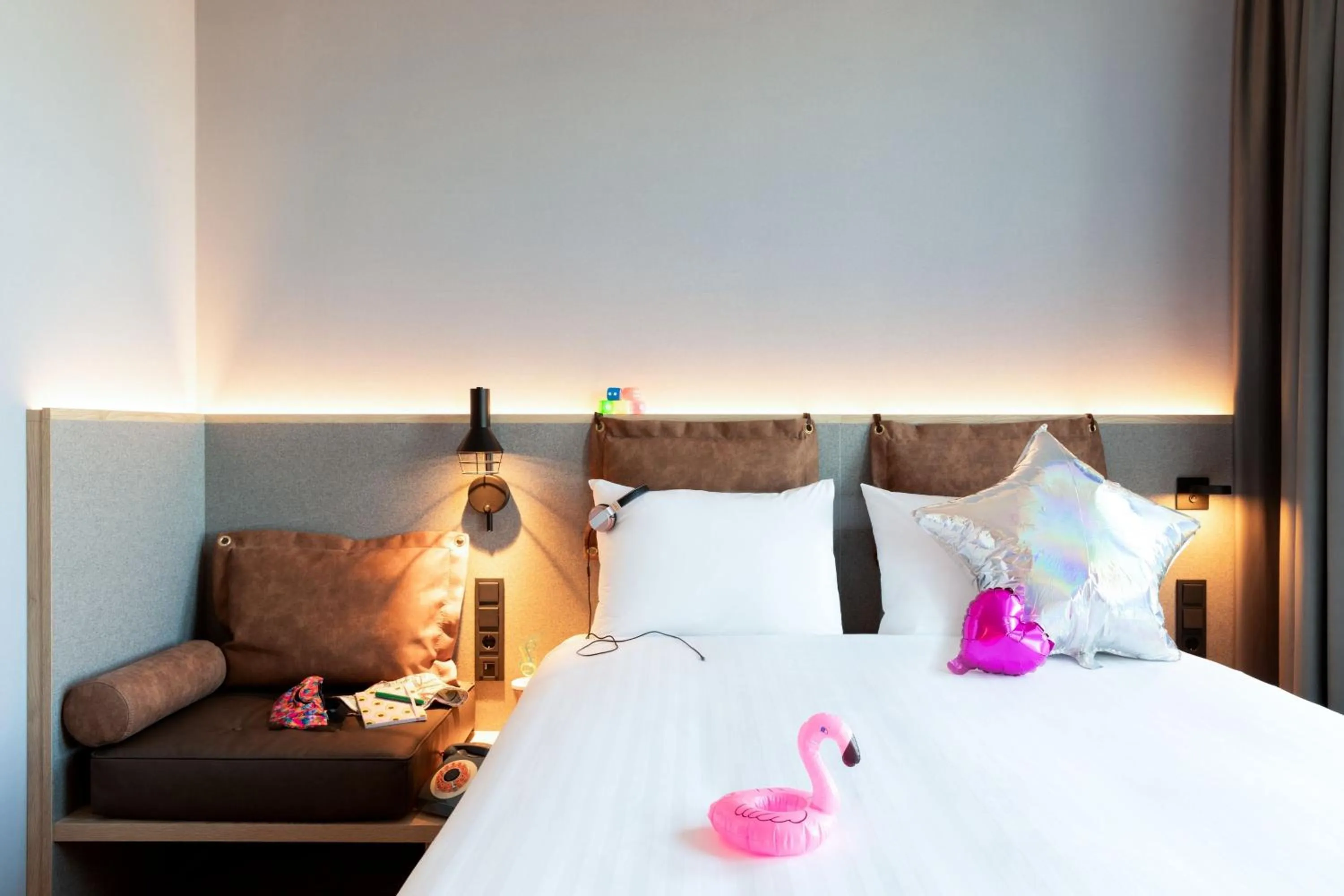 Photo of the whole room, Bed in Moxy The Hague