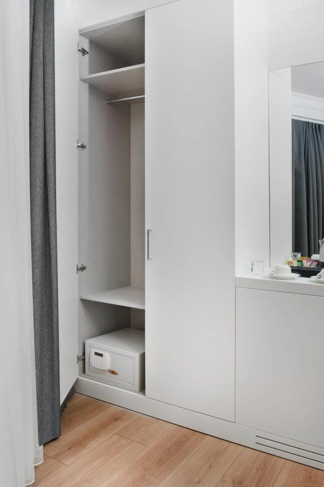 wardrobe in Silvana Hotel