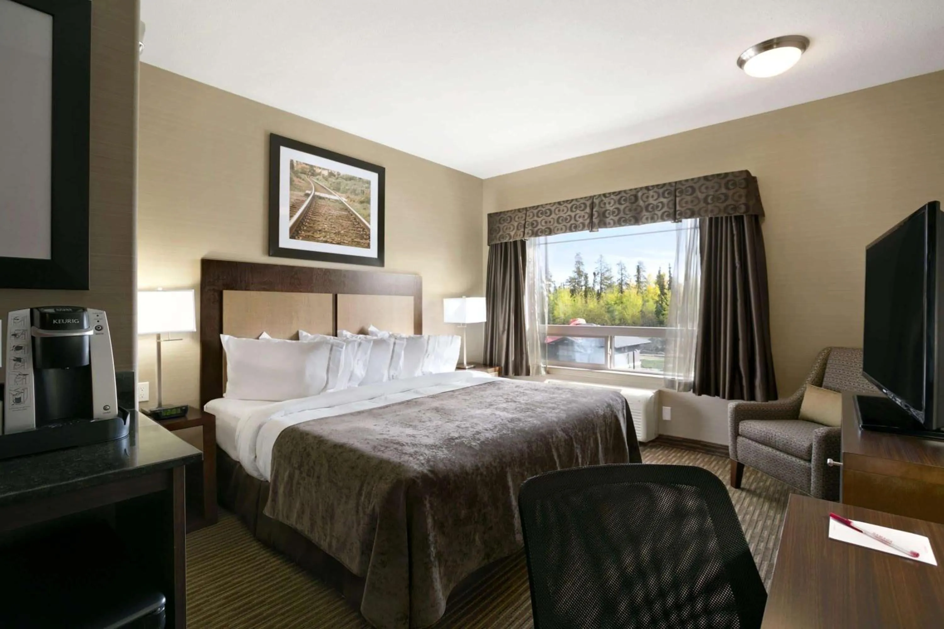 Photo of the whole room, Bed in Ramada by Wyndham Conklin