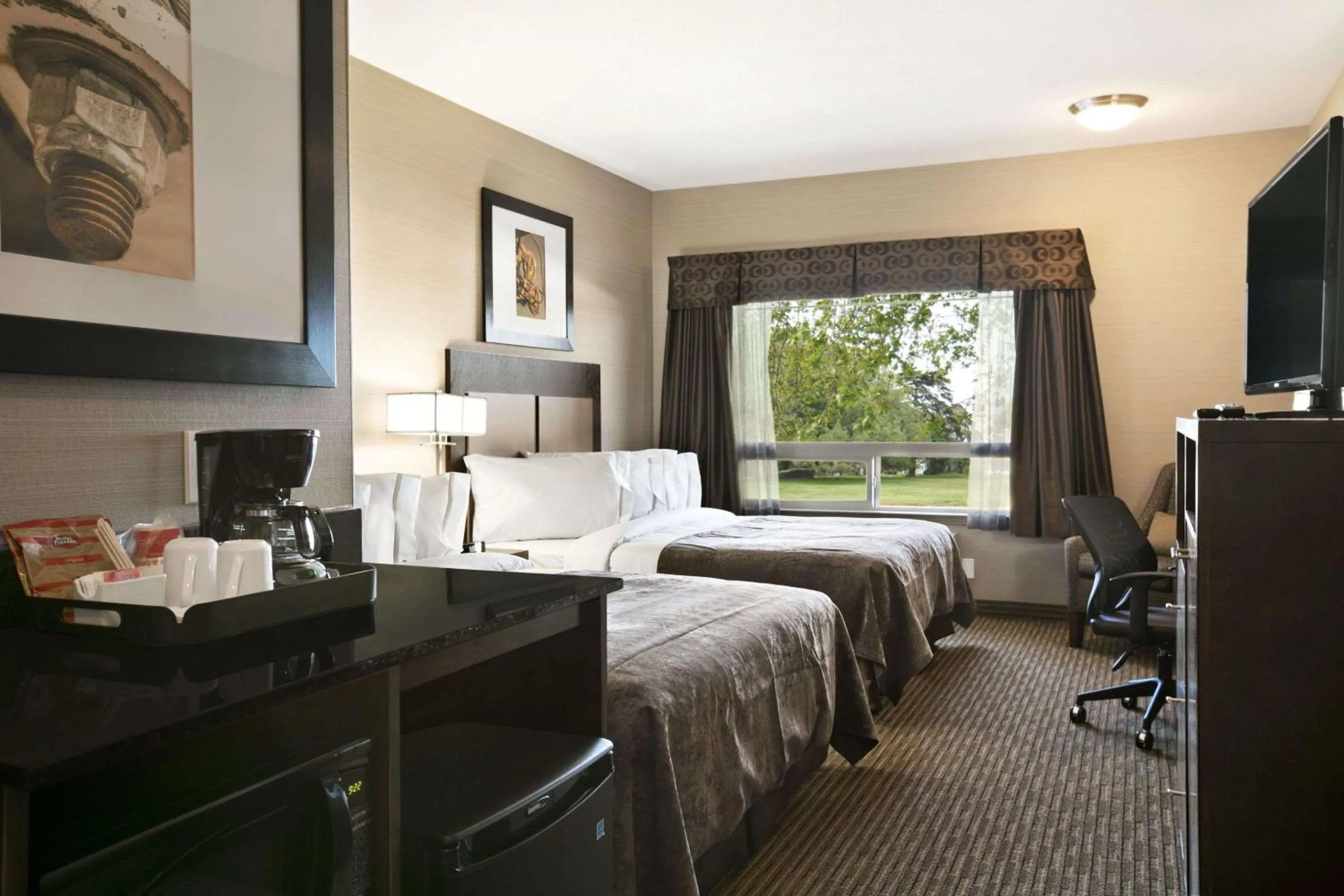 Photo of the whole room, Bed in Ramada by Wyndham Conklin