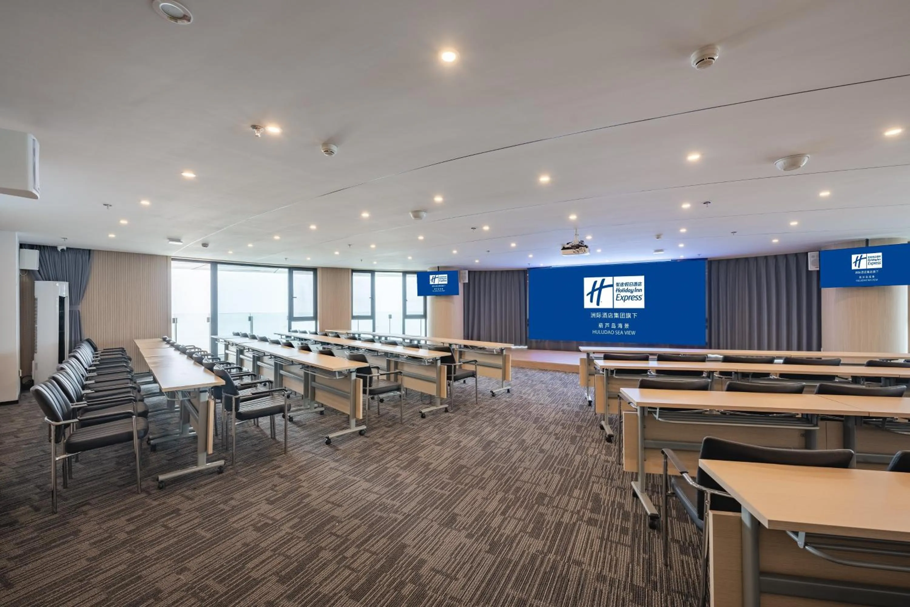Meeting/conference room in Holiday Inn Express Huludao Seaview by IHG