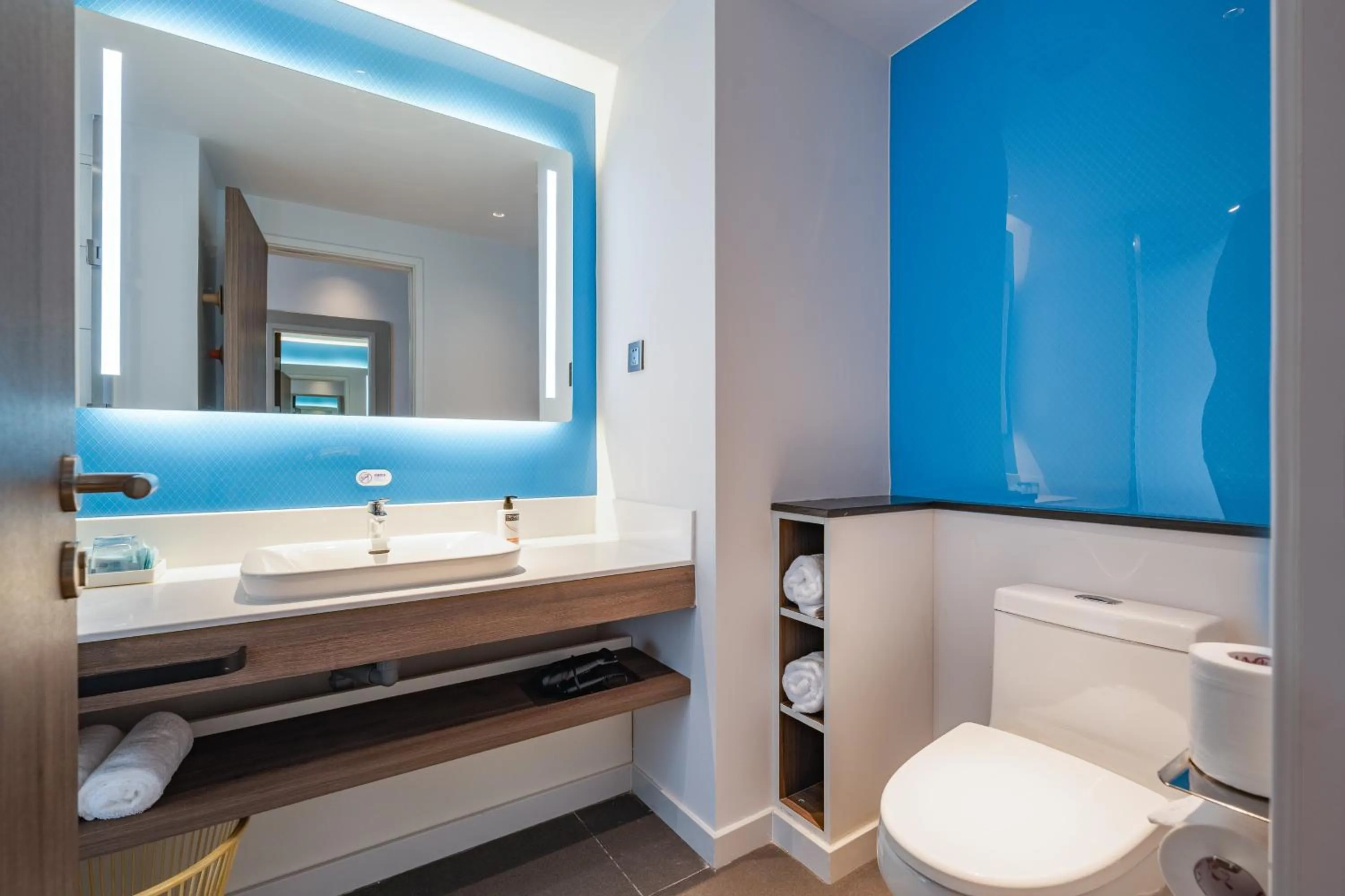 Photo of the whole room in Holiday Inn Express Huludao Seaview by IHG