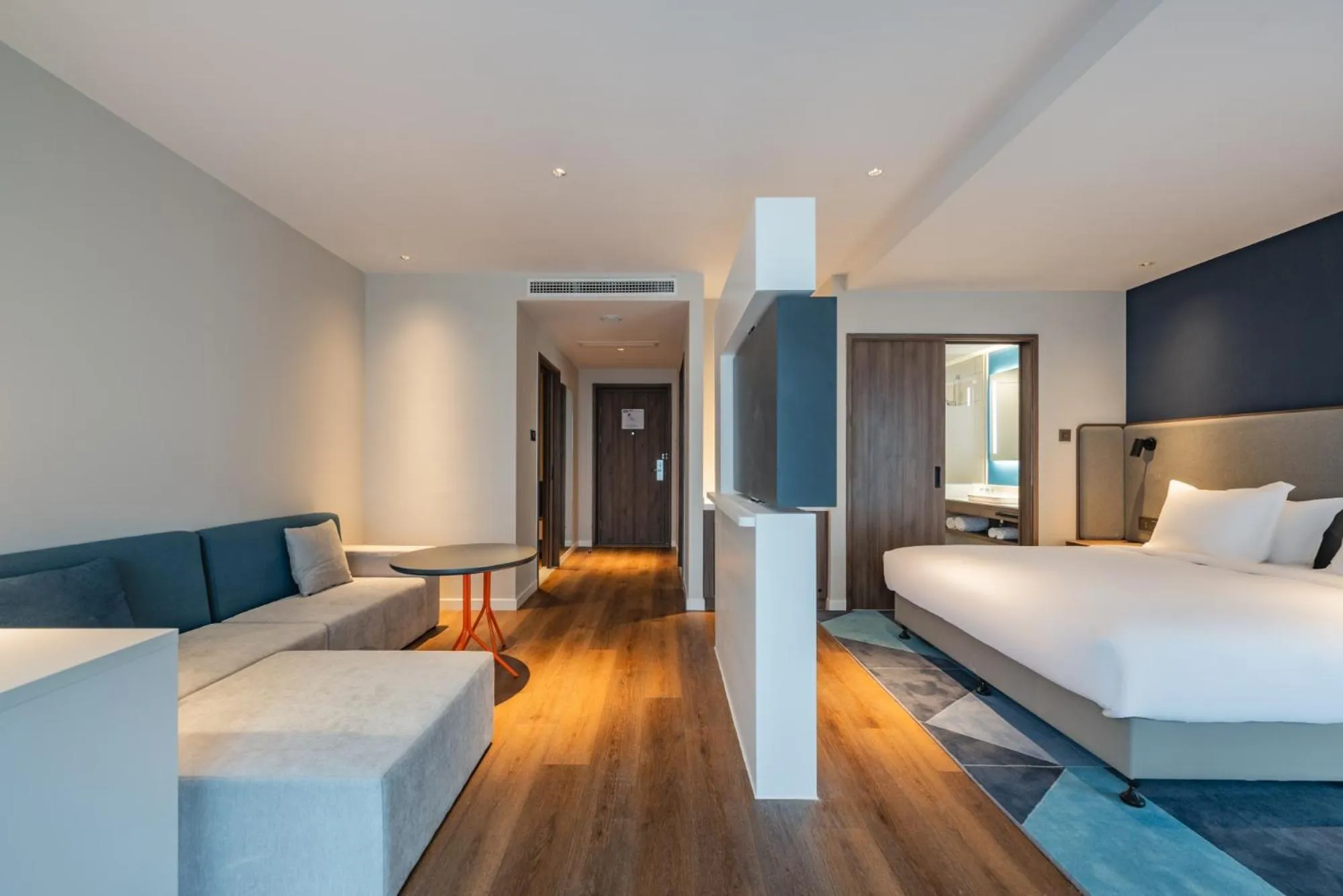 Photo of the whole room, Bed in Holiday Inn Express Huludao Seaview by IHG