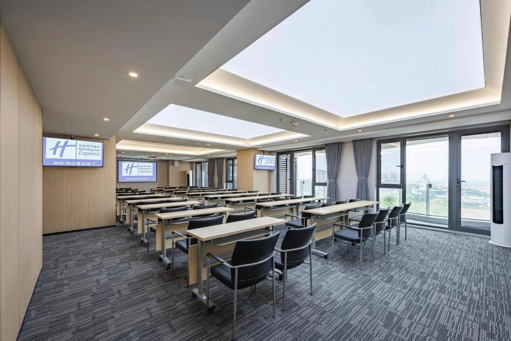 Meeting/conference room in Holiday Inn Express Huludao Seaview by IHG