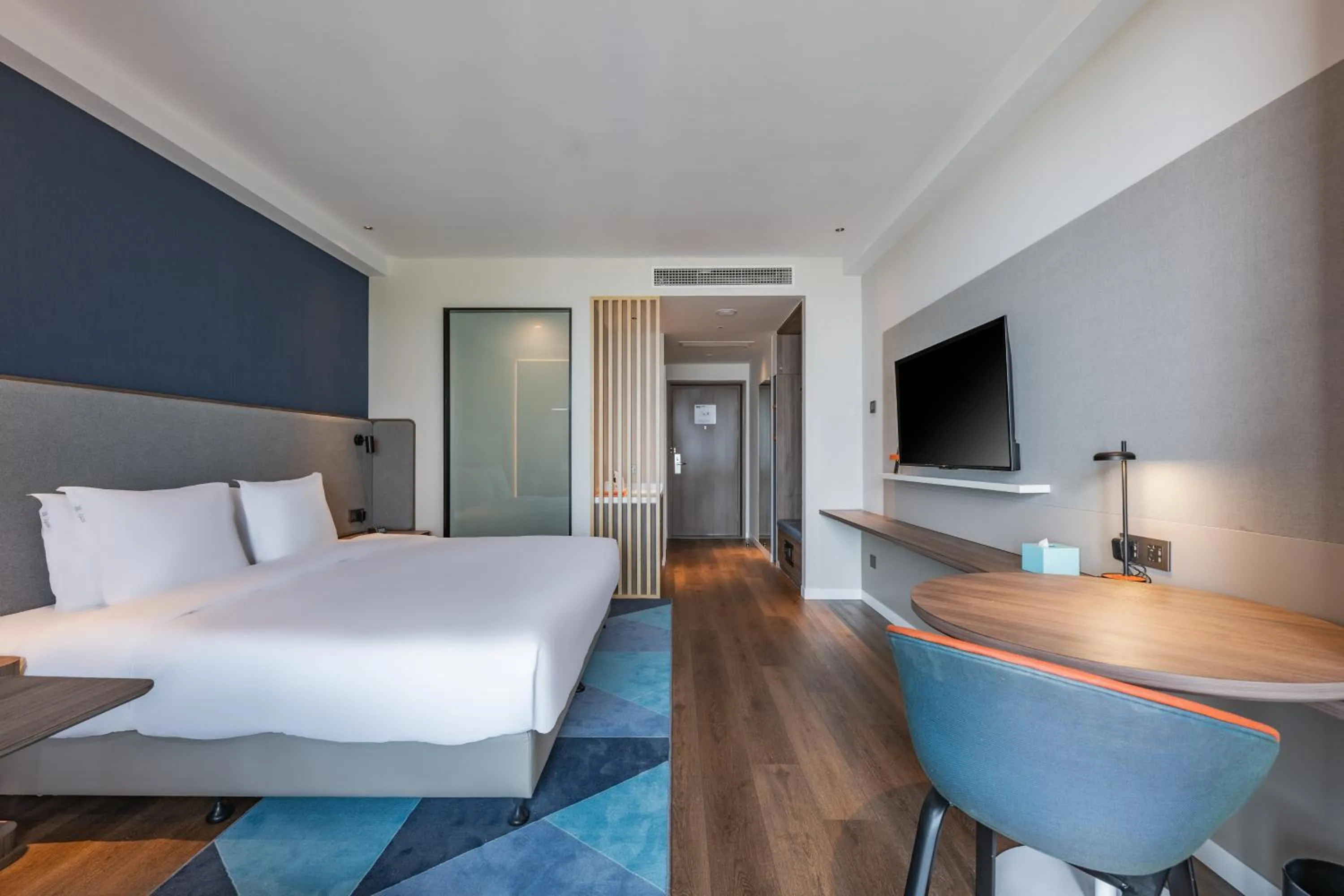 Photo of the whole room, Bed in Holiday Inn Express Huludao Seaview by IHG