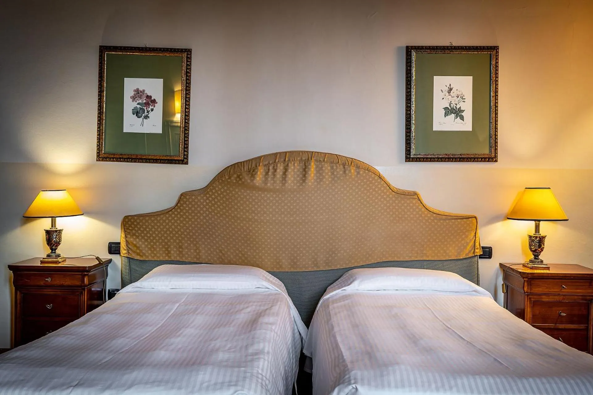 Bed in Palazzo Gamba Apartments al Duomo