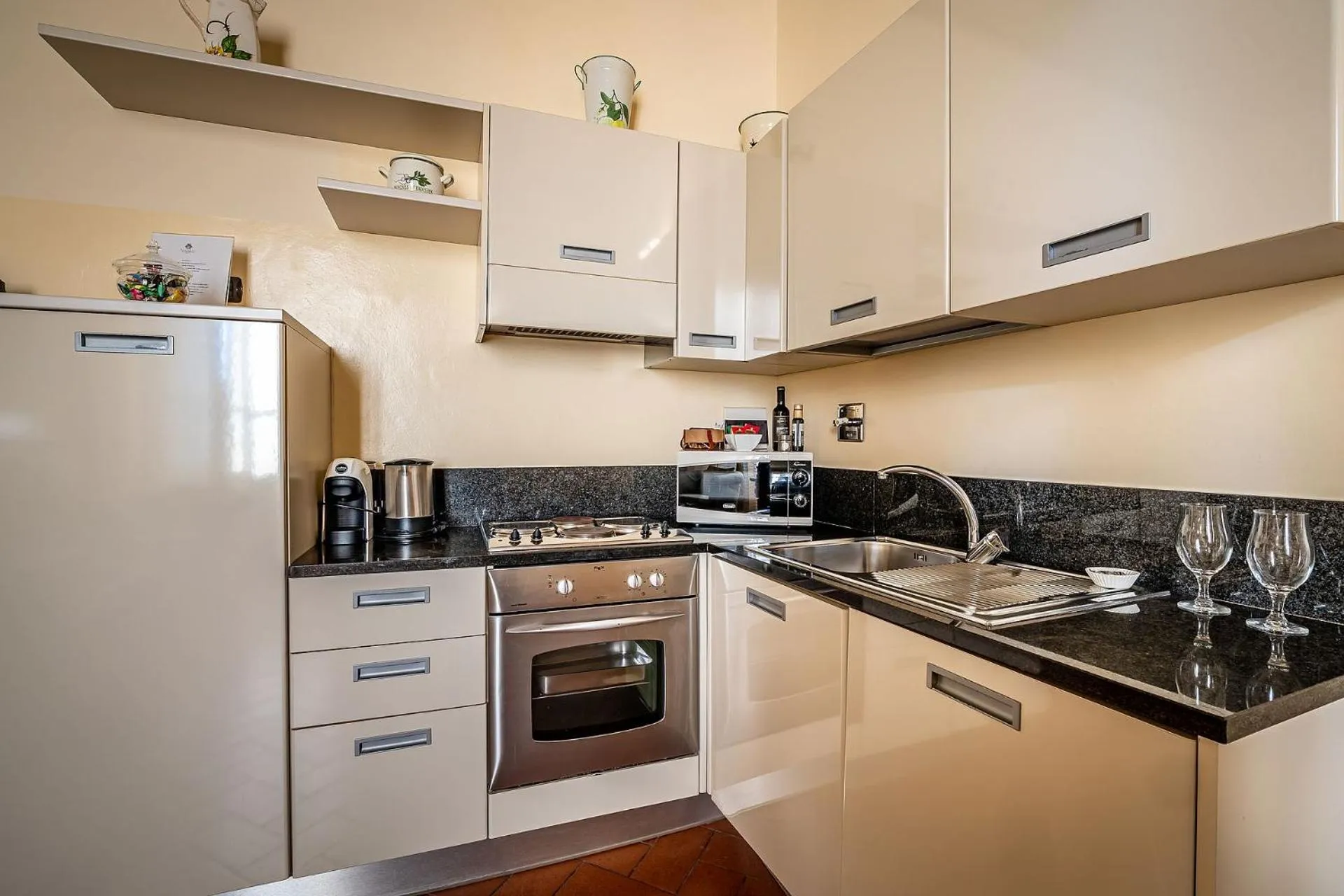 Kitchen or kitchenette in Palazzo Gamba Apartments al Duomo