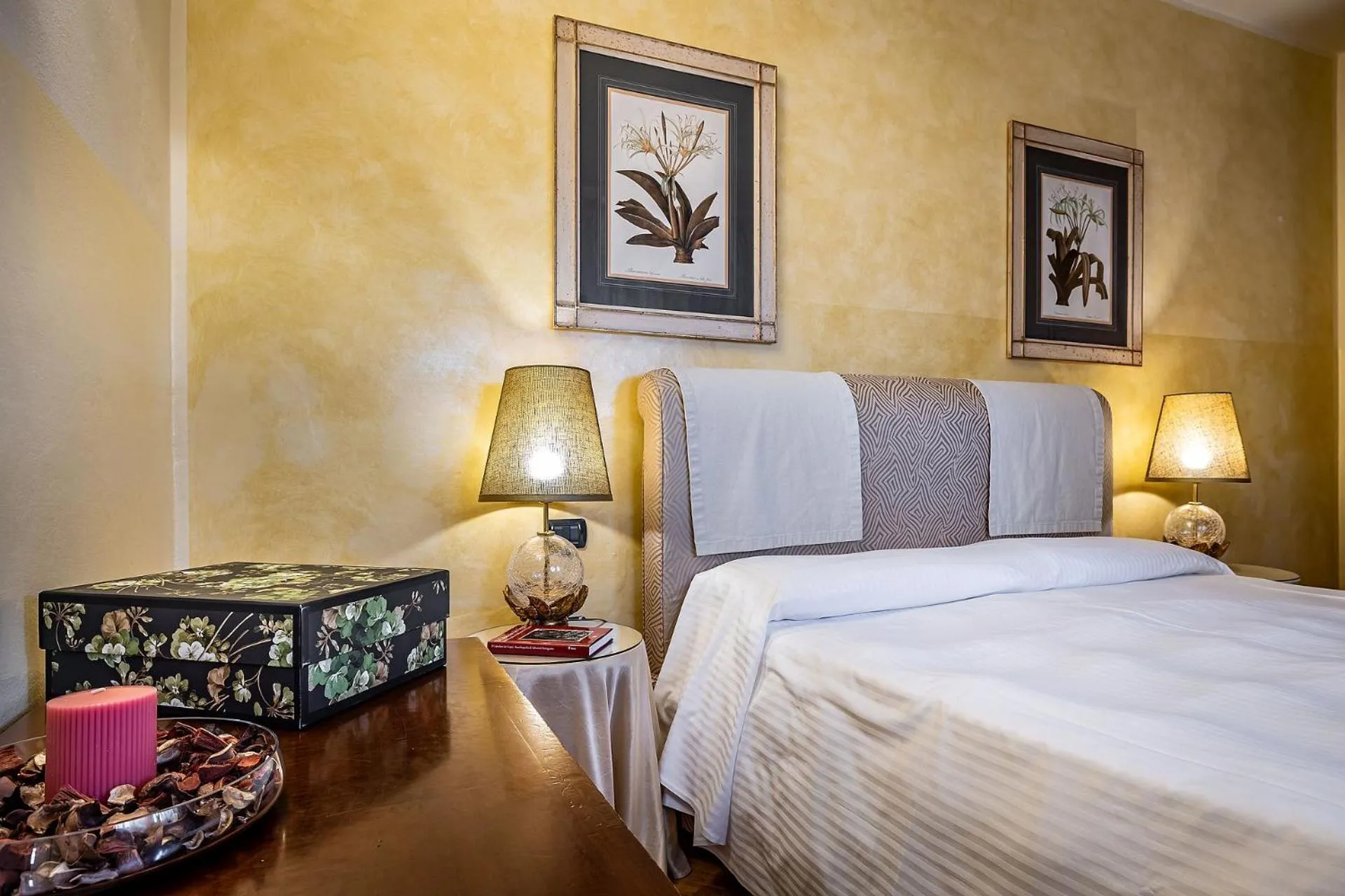 Bed in Palazzo Gamba Apartments al Duomo