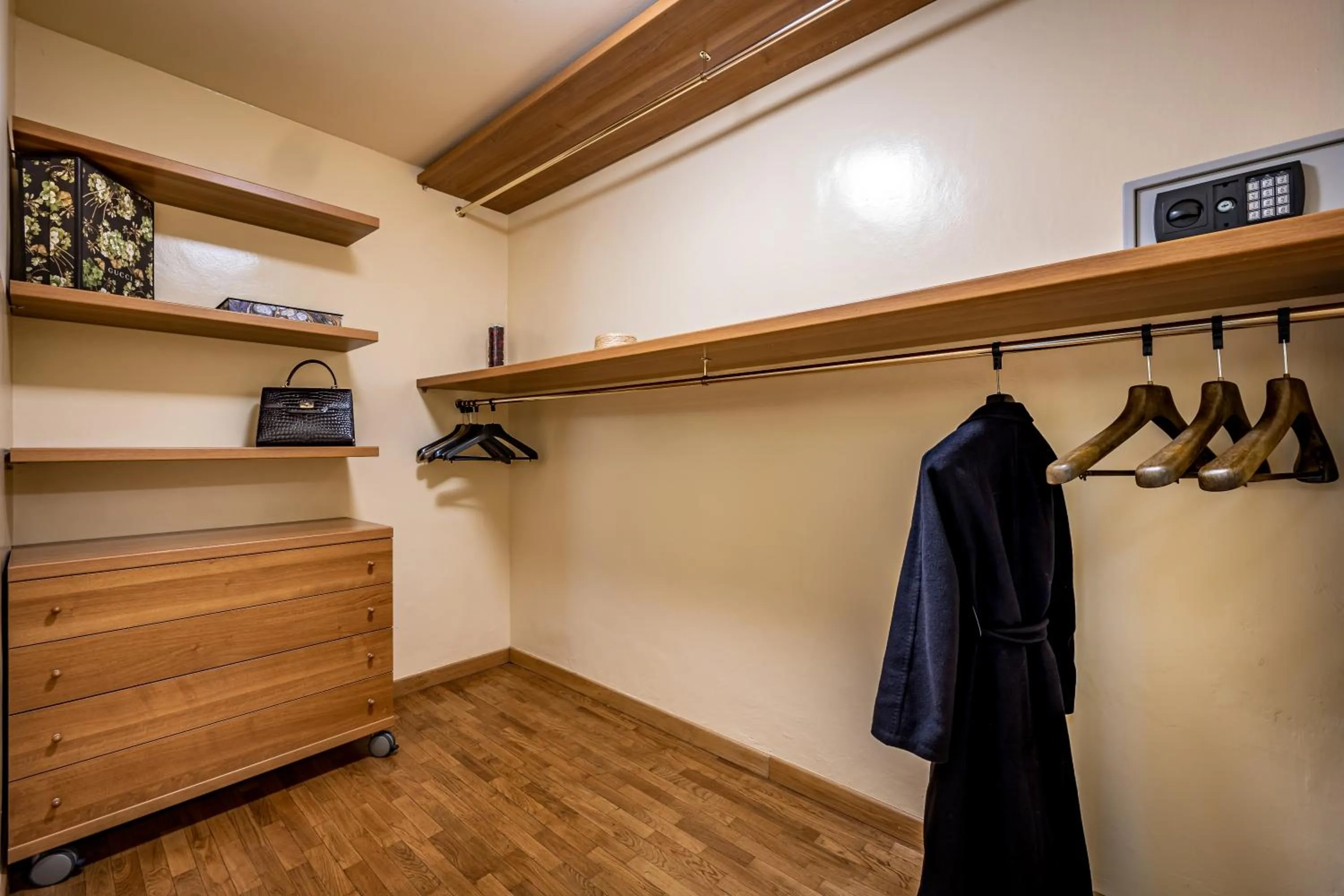 wardrobe in Palazzo Gamba Apartments al Duomo