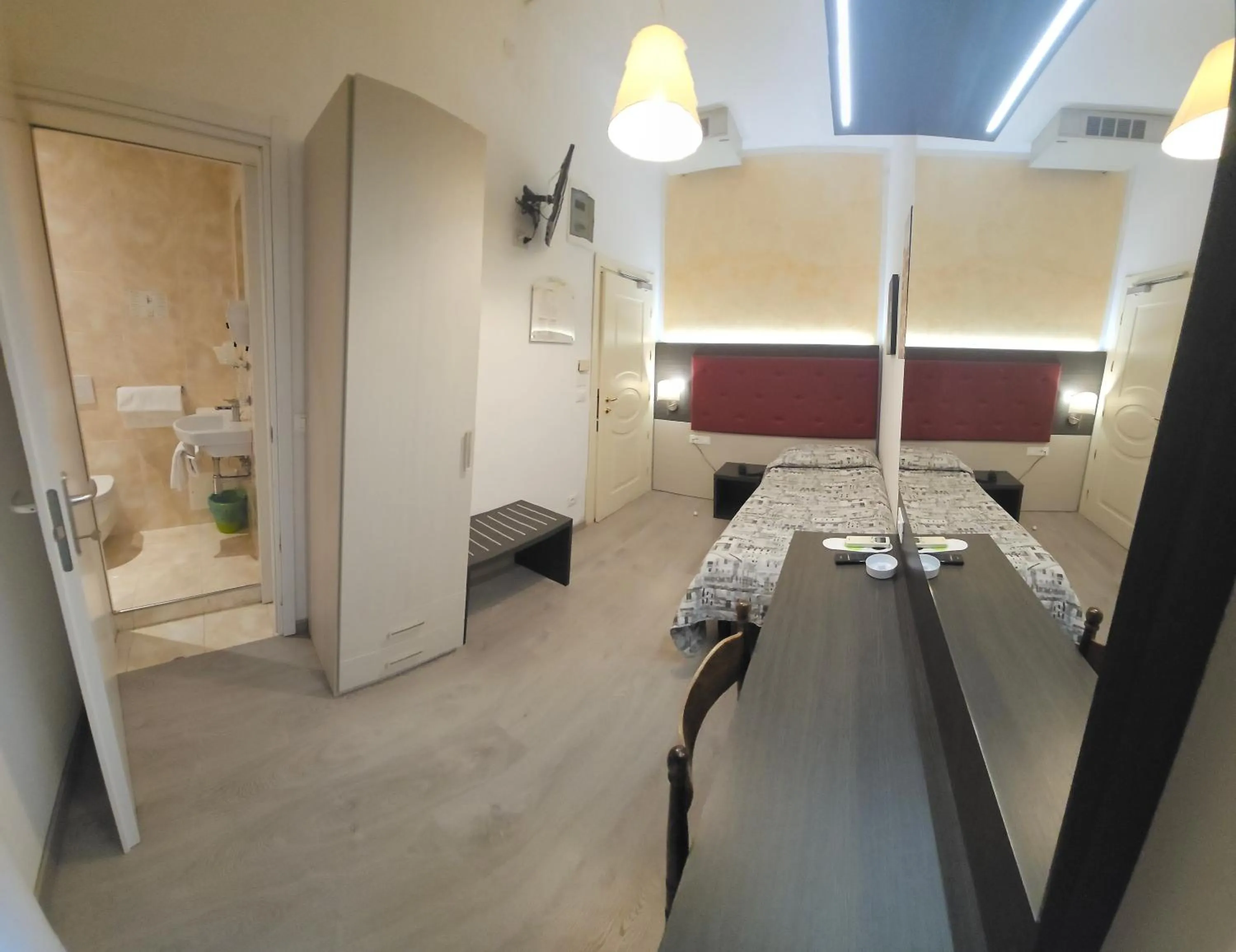 Shower, Bed in Hotel Verdi