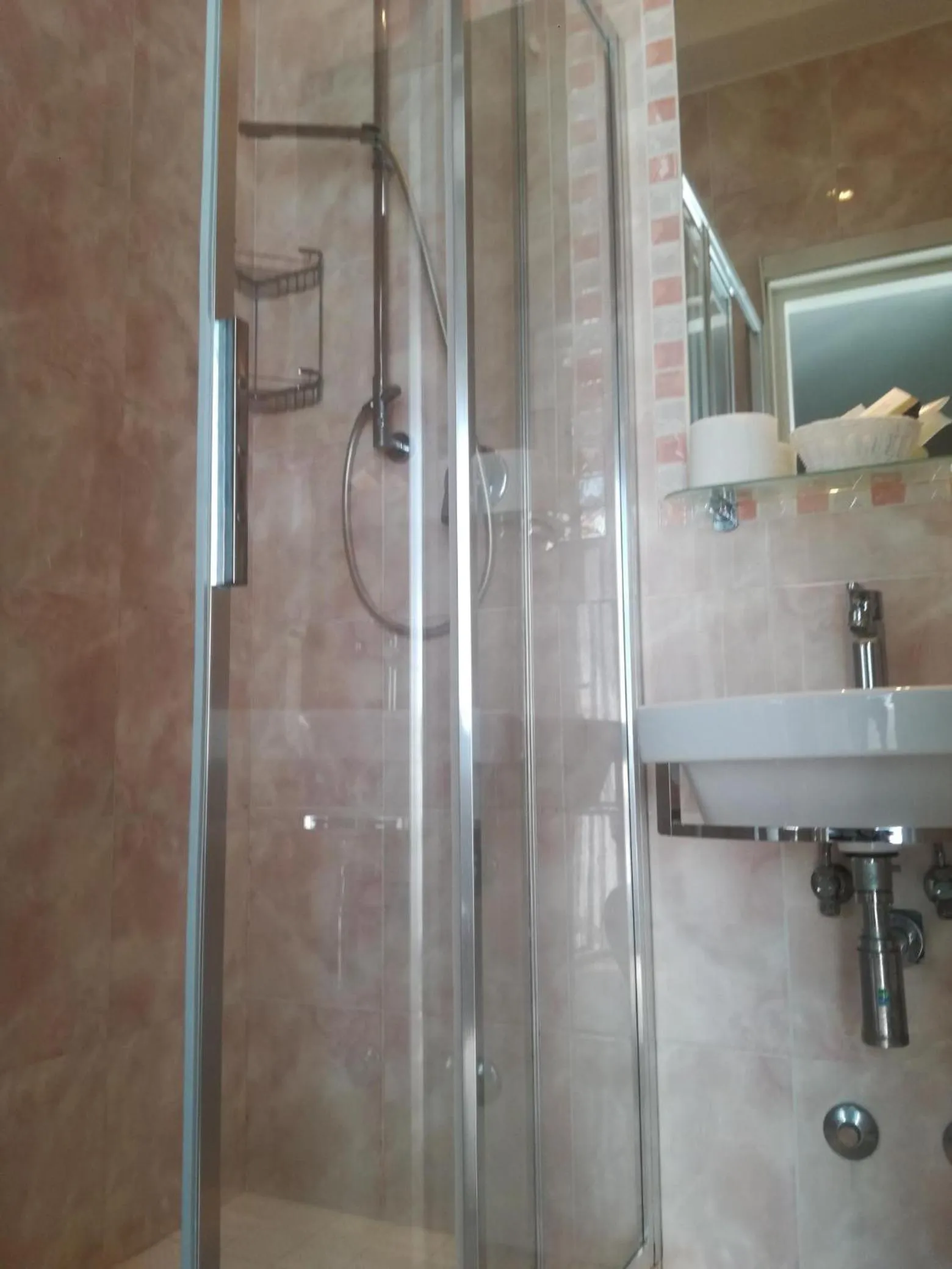 Shower in Hotel Verdi