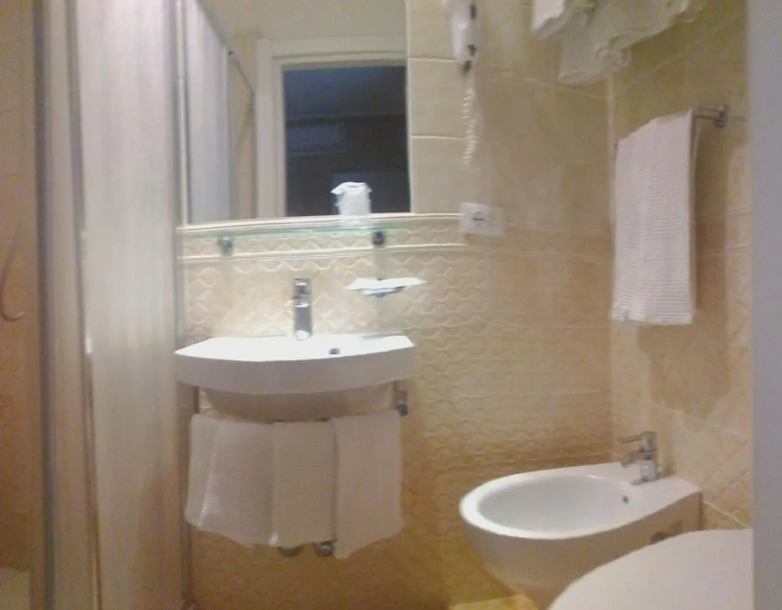 Shower in Hotel Verdi