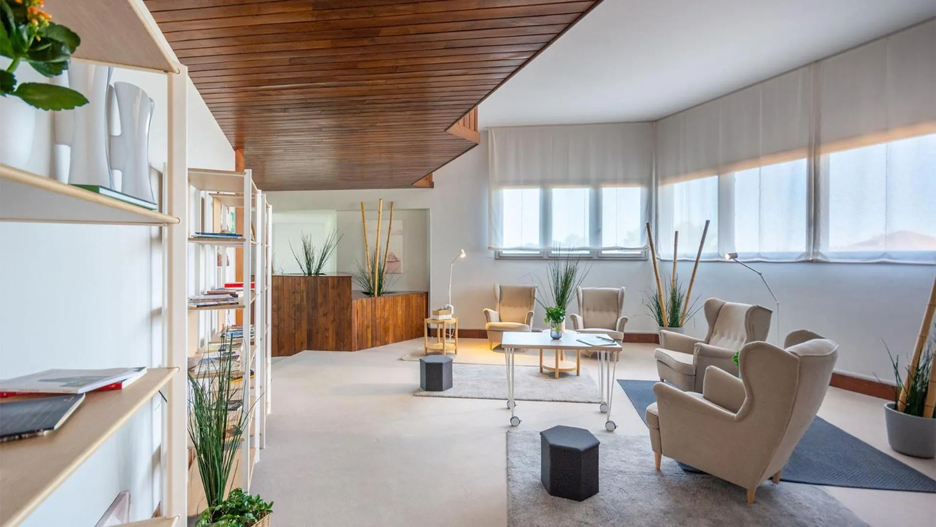 Communal lounge/ TV room in Isola di Albarella Golf Hotel