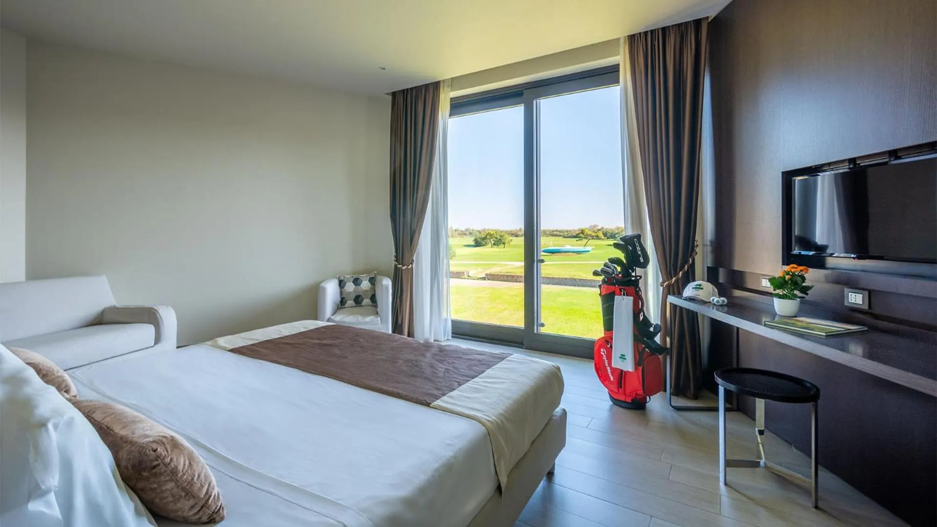 View (from property/room), Bed in Isola di Albarella Golf Hotel