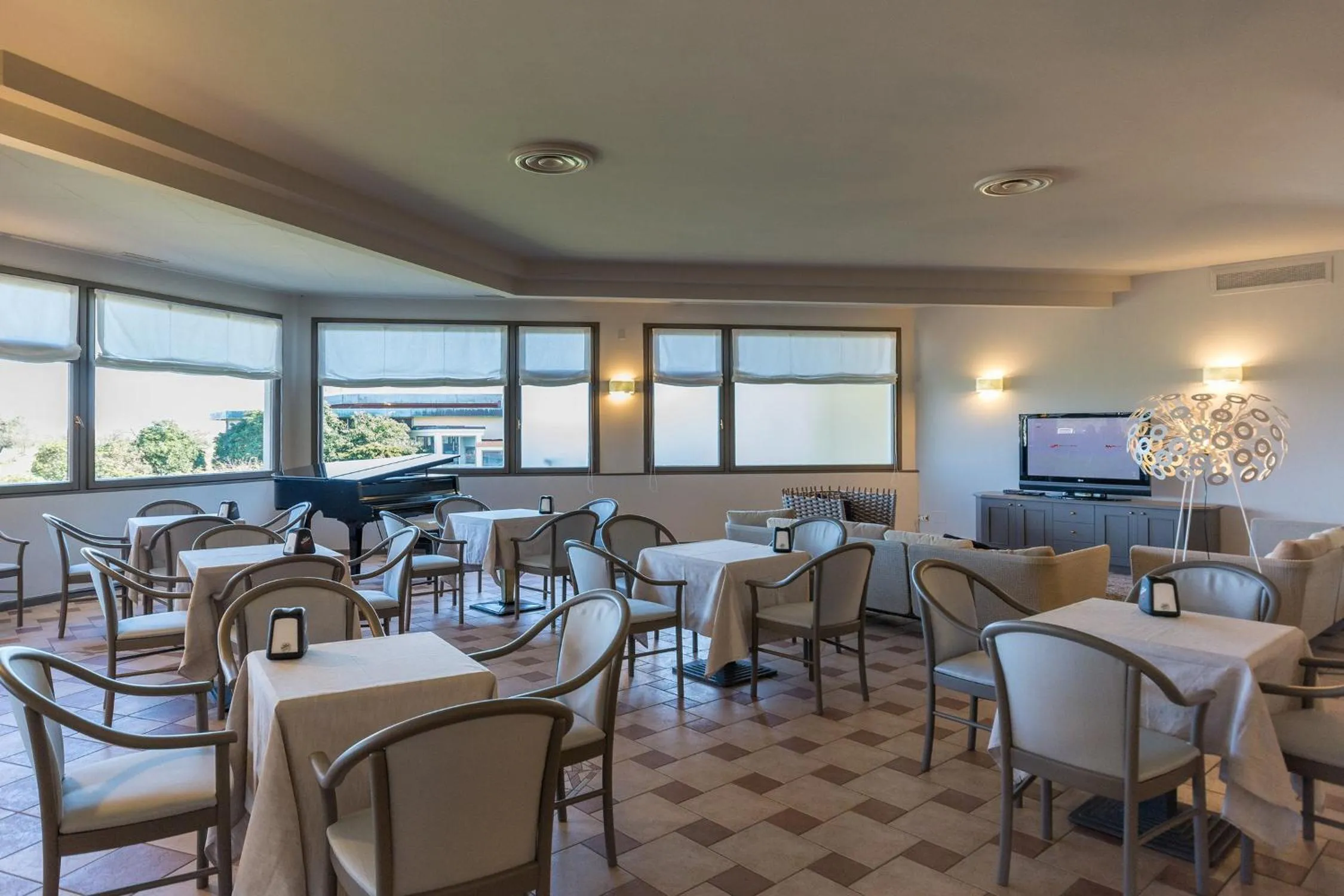 Lounge or bar in Isola di Albarella Golf Hotel