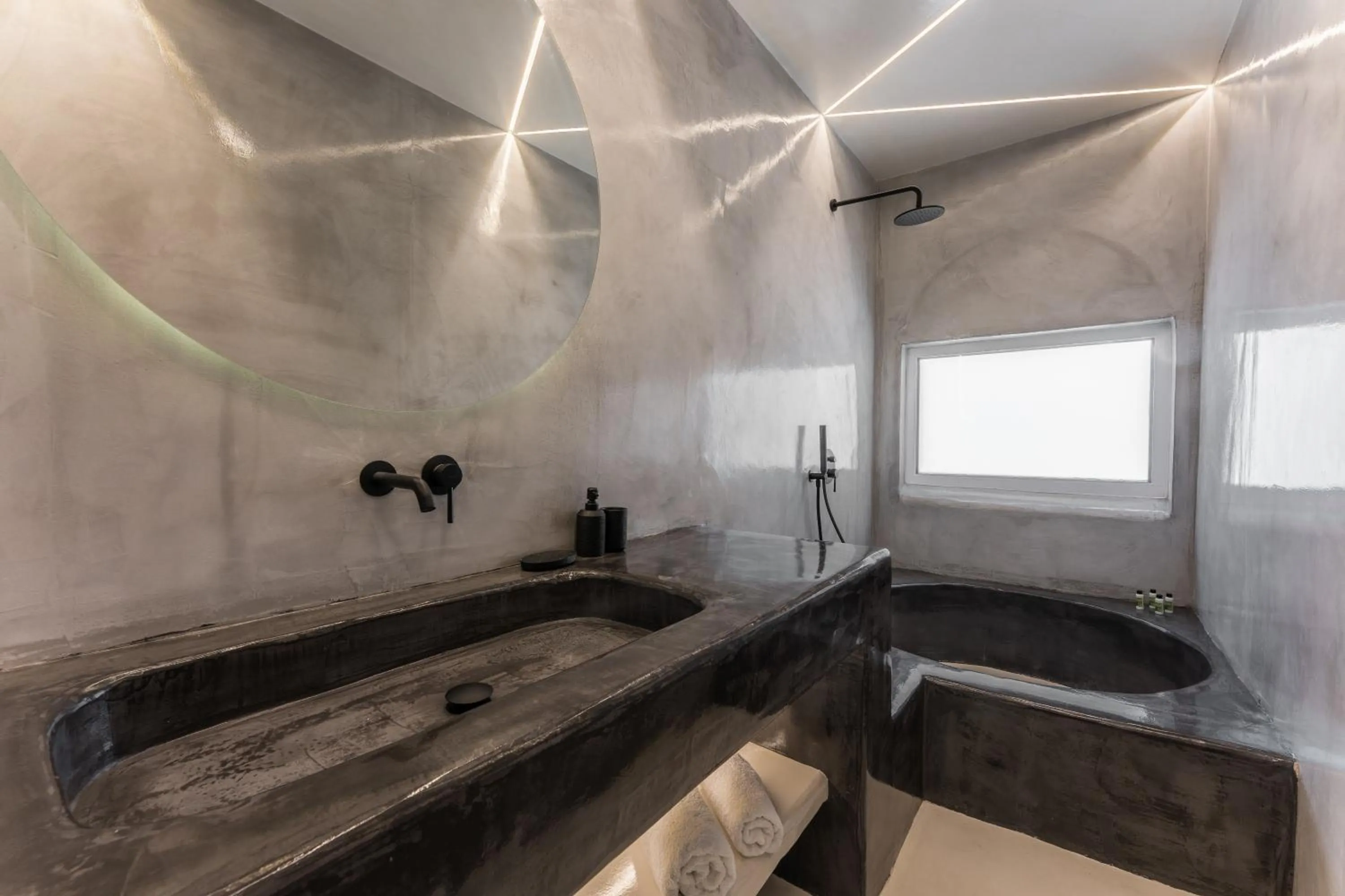 Shower in Leon Luxury Suites