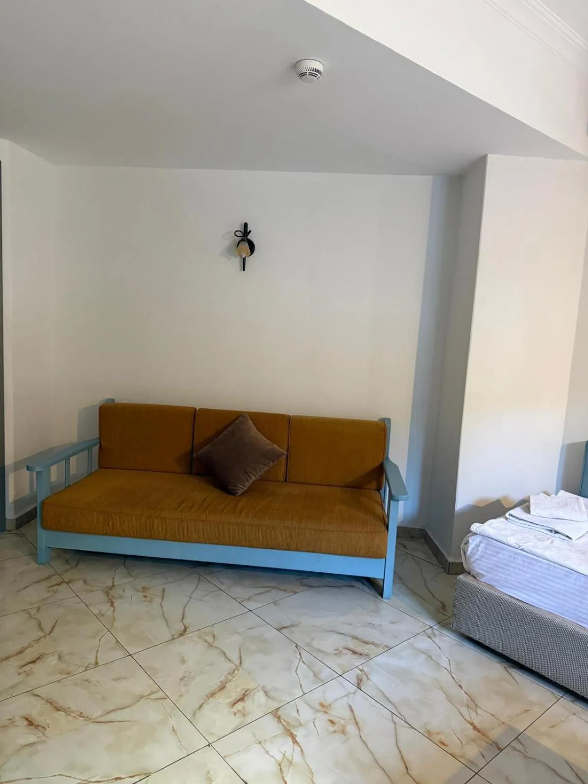 Seating area, Bed in Hotel Atrium