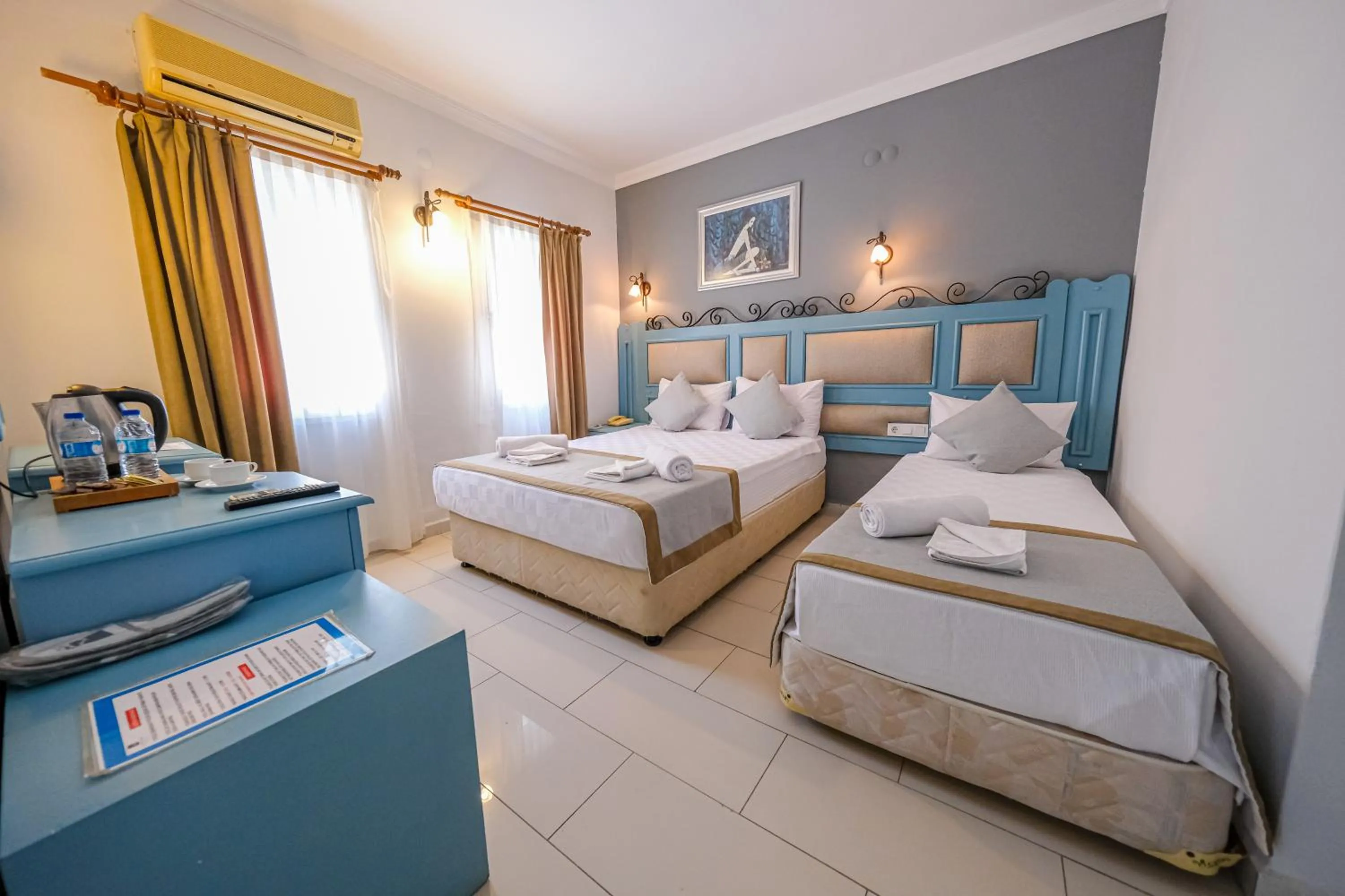 Photo of the whole room, Bed in Hotel Atrium