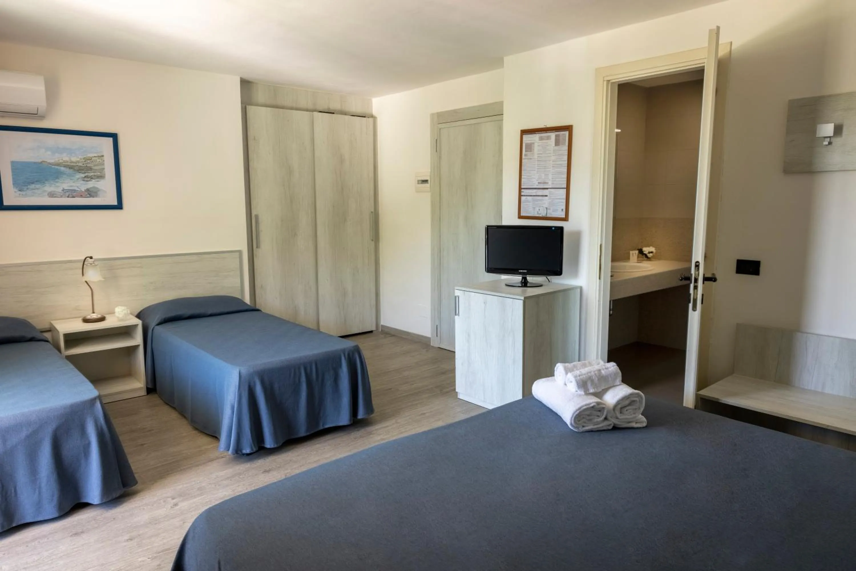 Bedroom in Pugnochiuso Resort Hotel del Faro