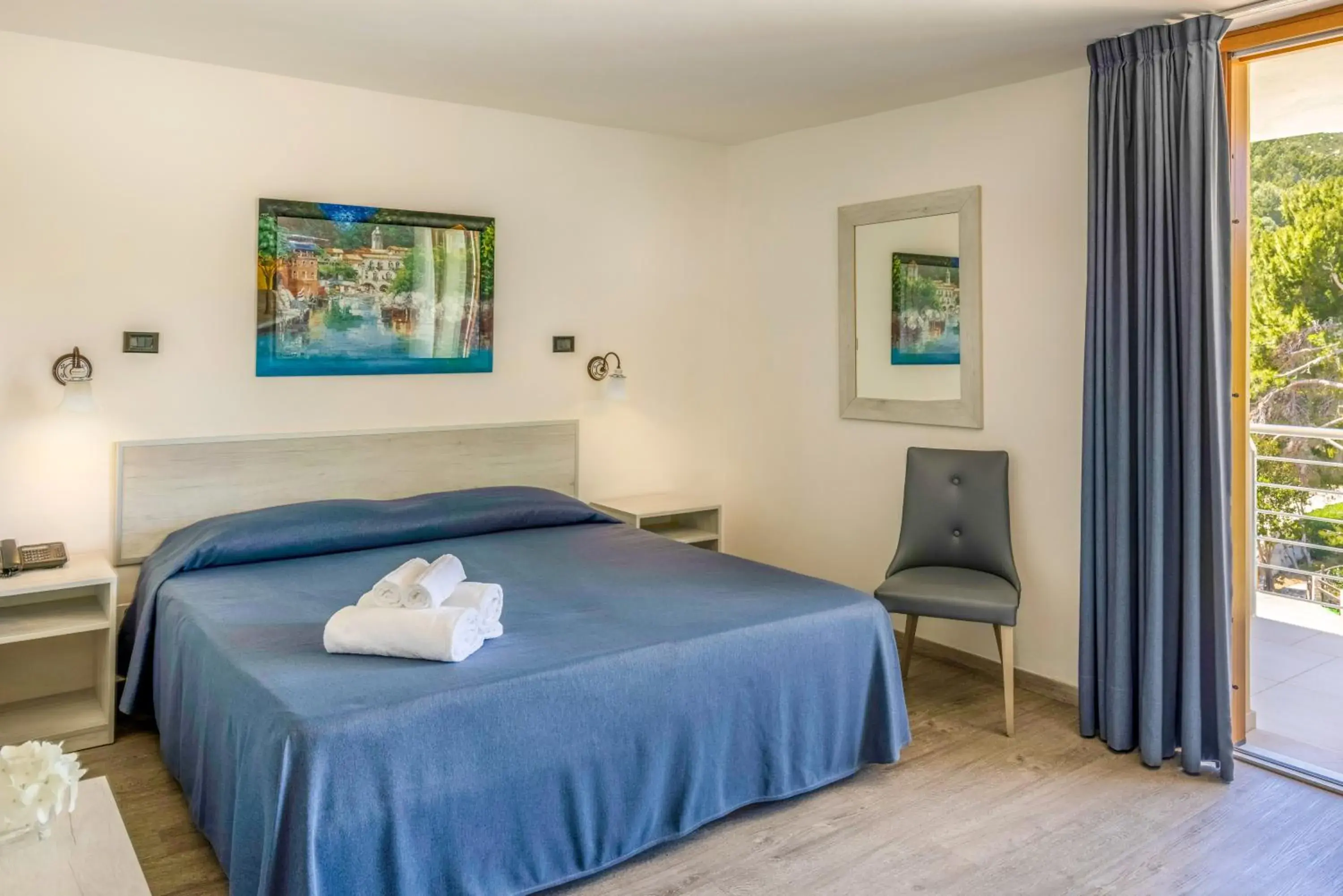 Comfort Triple Room in Pugnochiuso Resort Hotel del Faro Comfort Triple Room in Pugnochiuso Resort Hotel del Faro