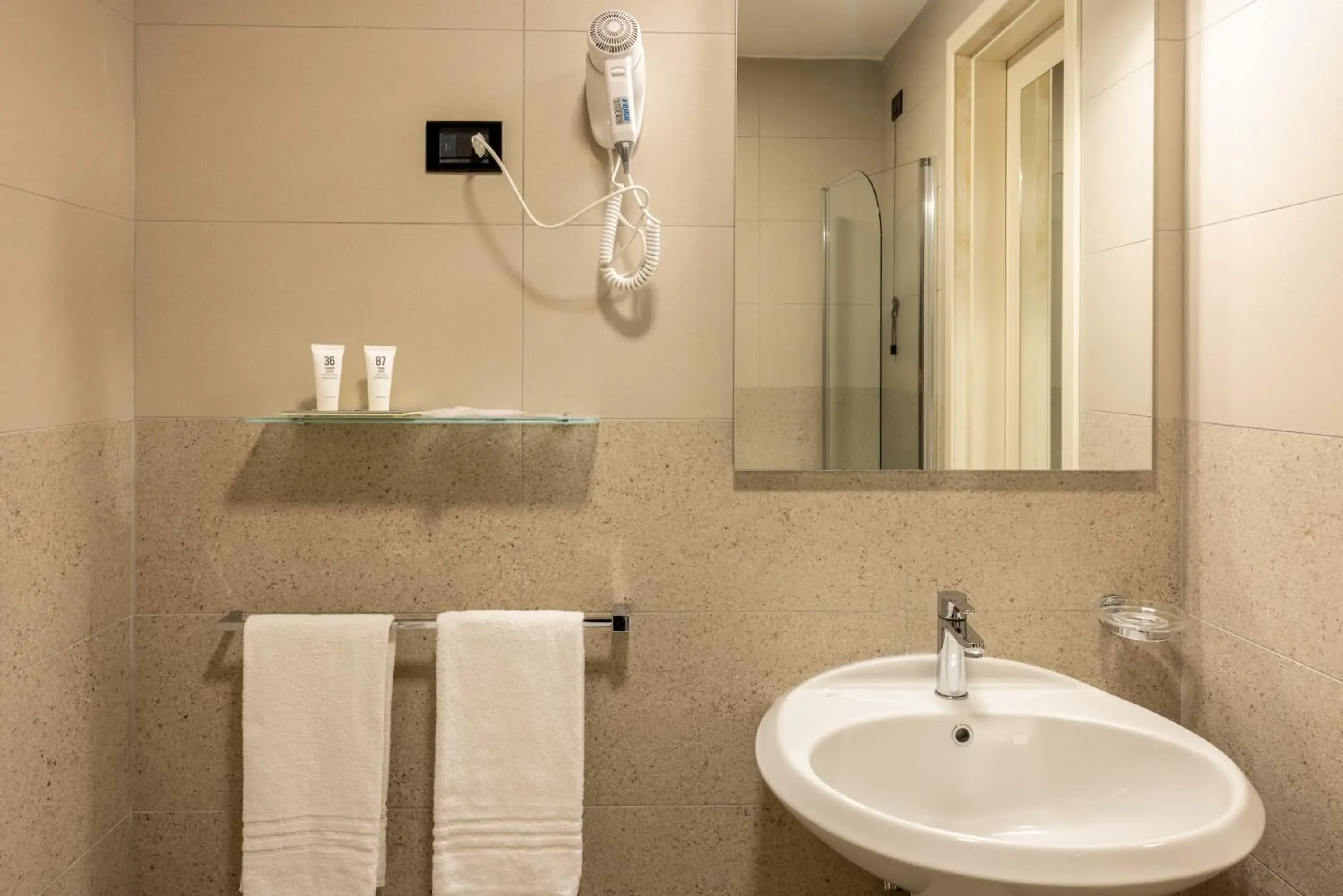 Comfort Triple Room in Pugnochiuso Resort Hotel del Faro Comfort Triple Room in Pugnochiuso Resort Hotel del Faro