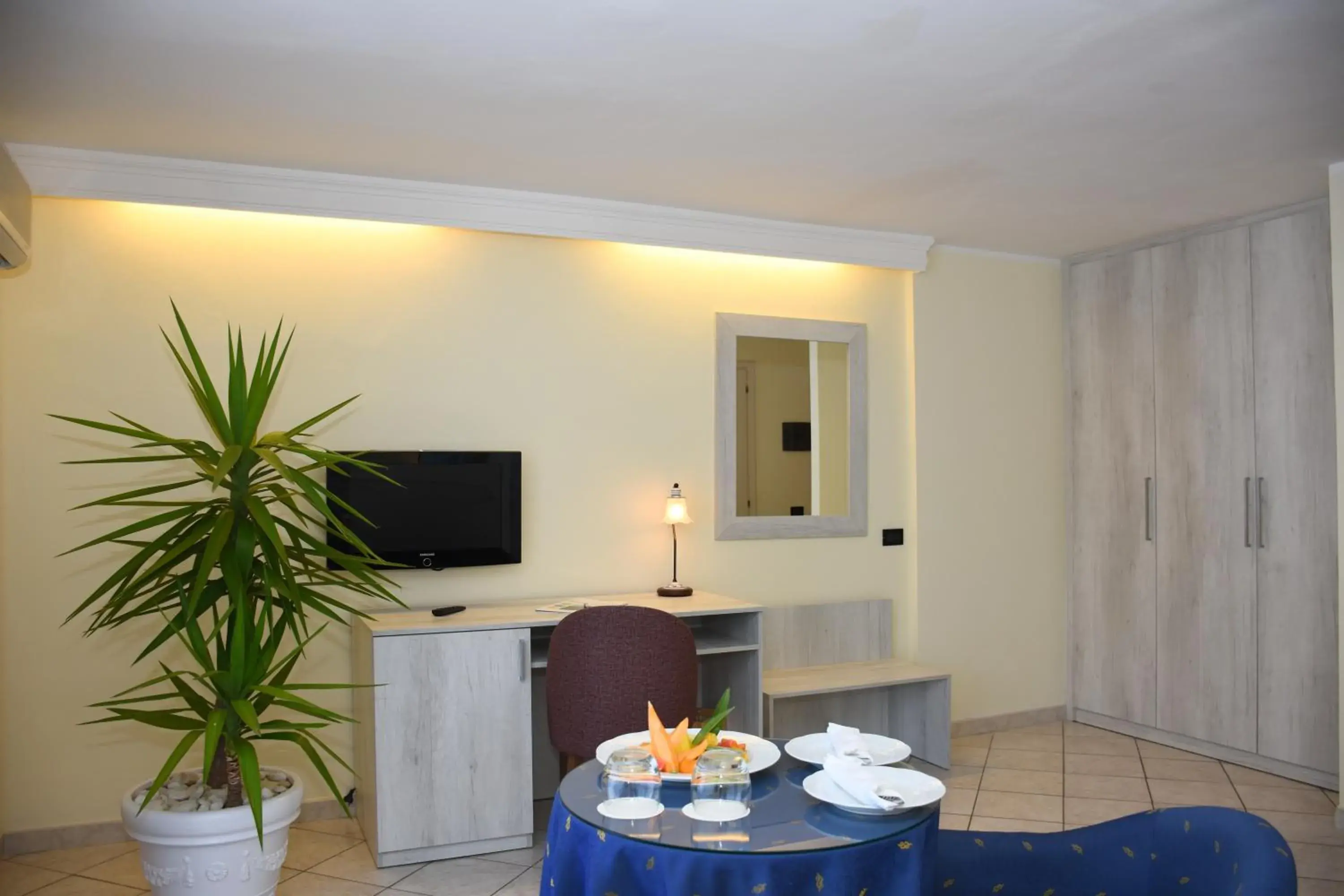 Comfort Triple Room in Pugnochiuso Resort Hotel del Faro Comfort Triple Room in Pugnochiuso Resort Hotel del Faro