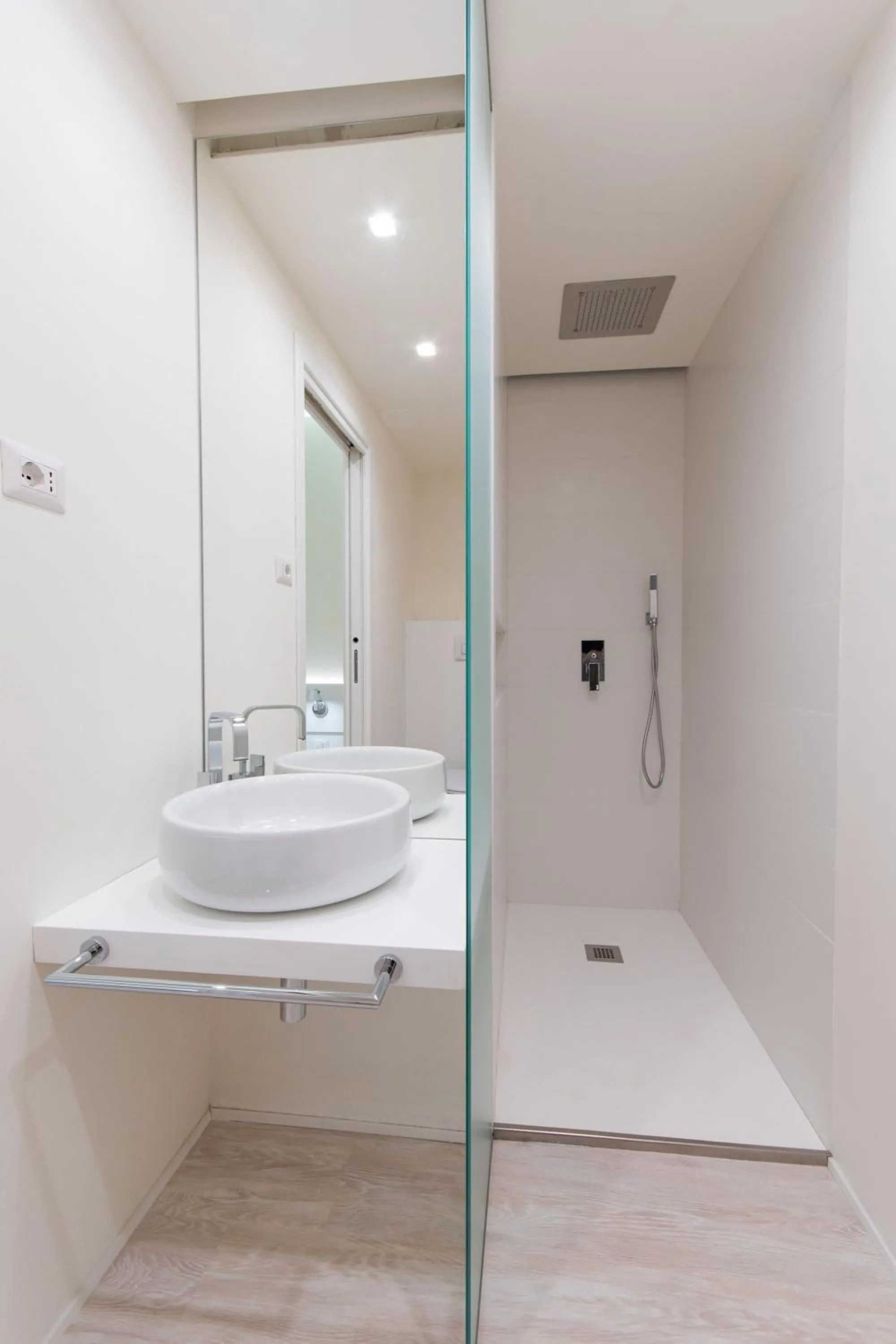 Shower in Hotel L'Aragosta