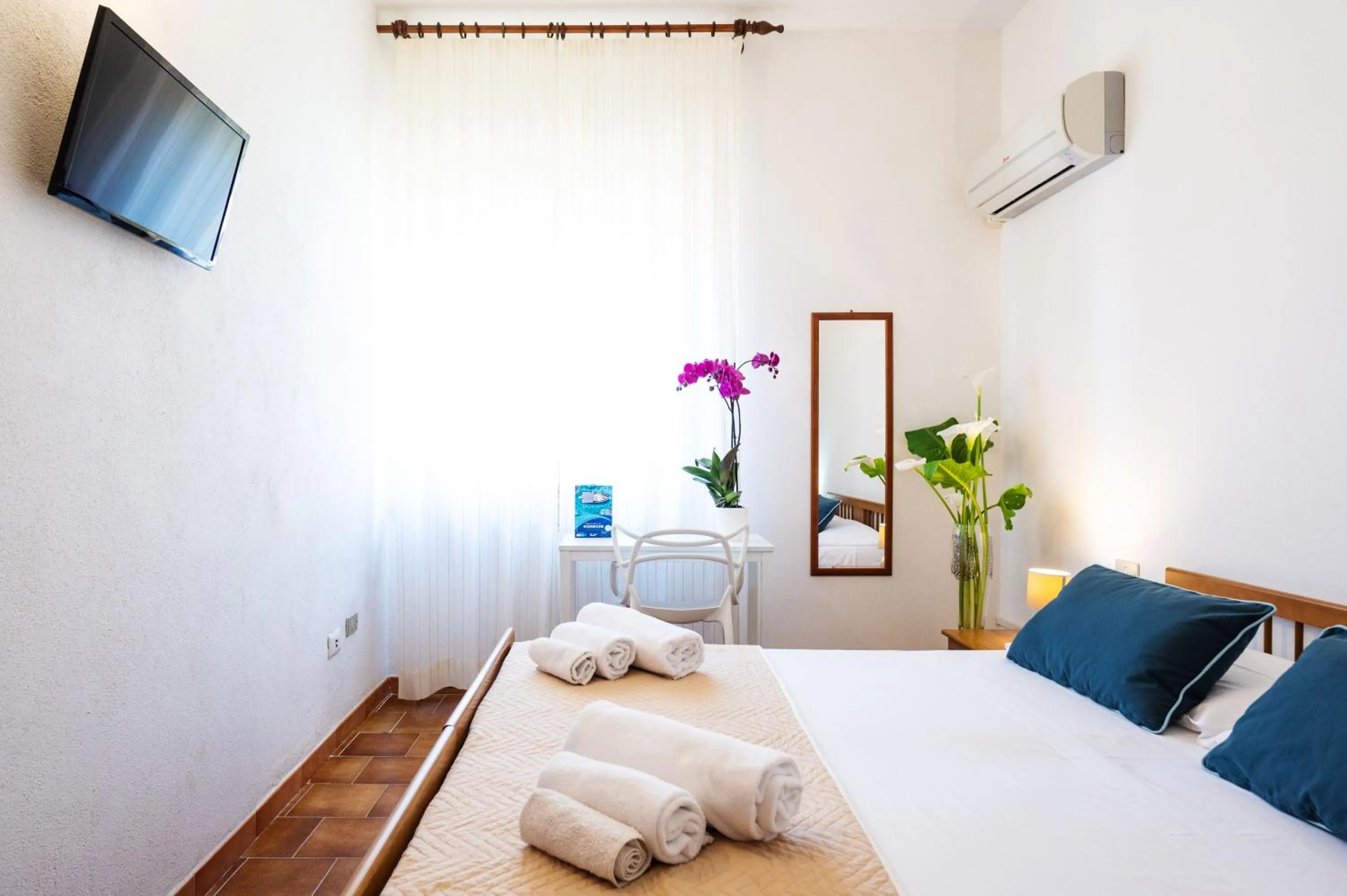 Bedroom, Bed in Hotel L'Aragosta