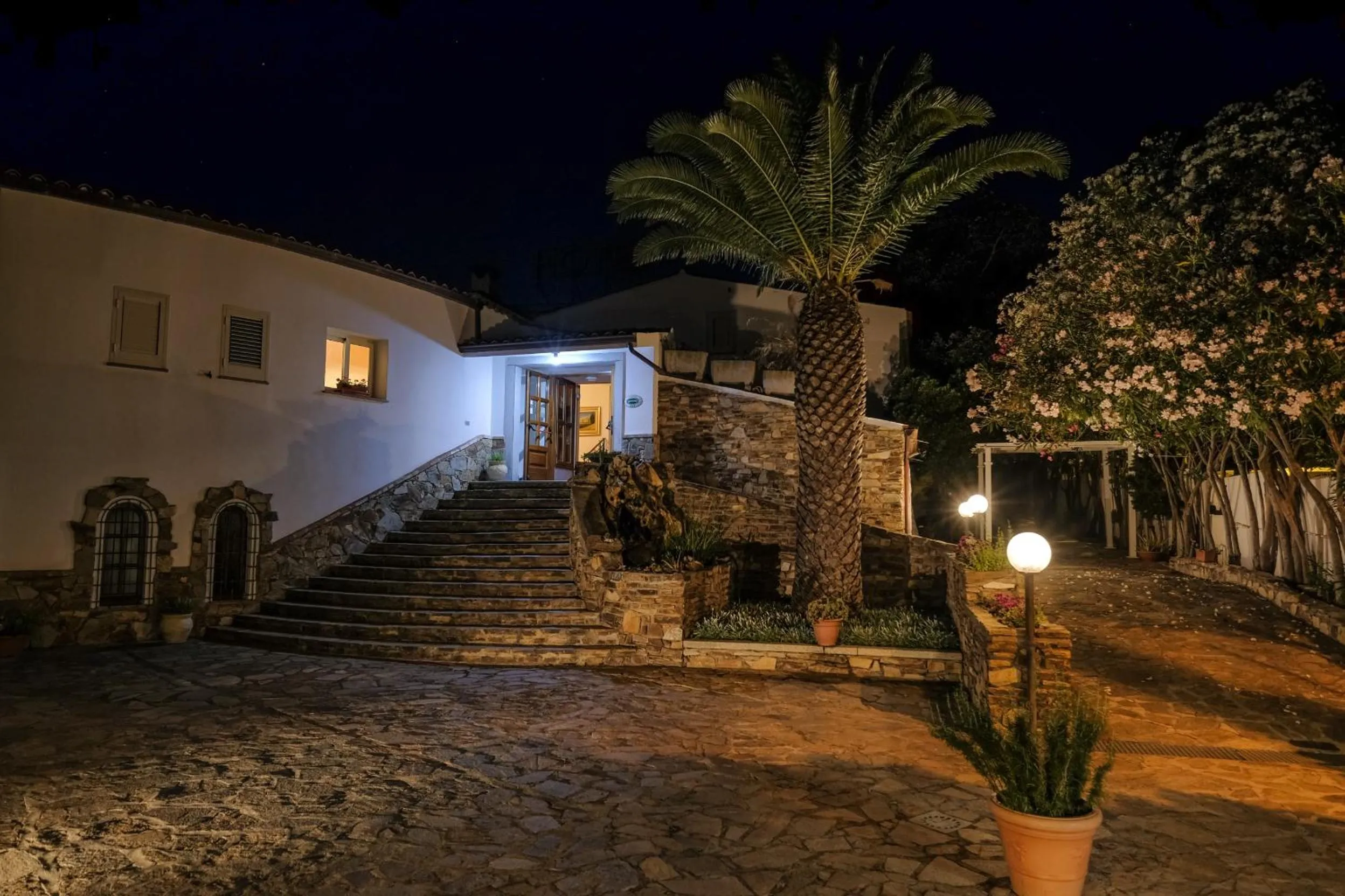 Property building in Hotel L'Aragosta