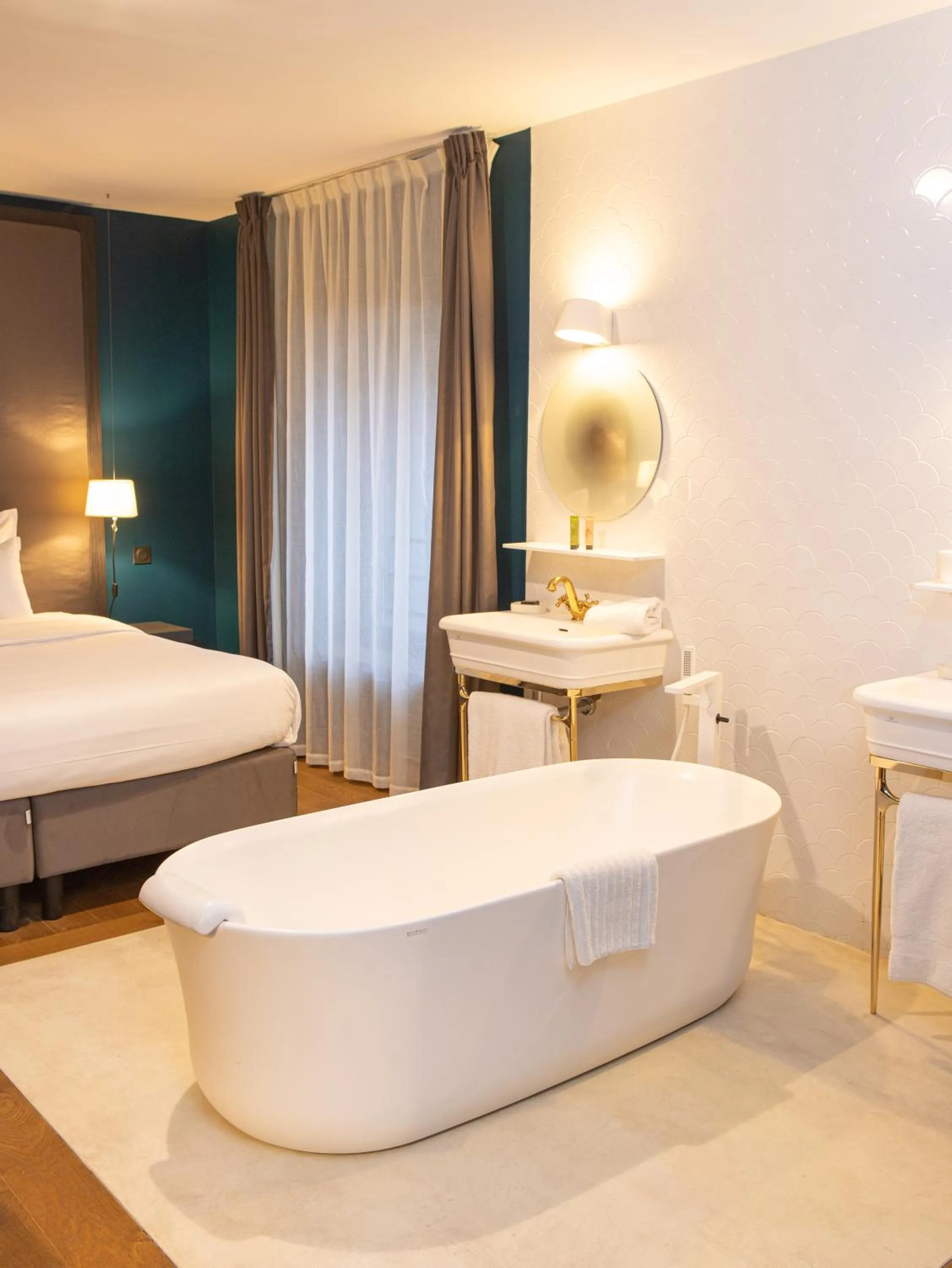 Bathroom, Bed in Ezia