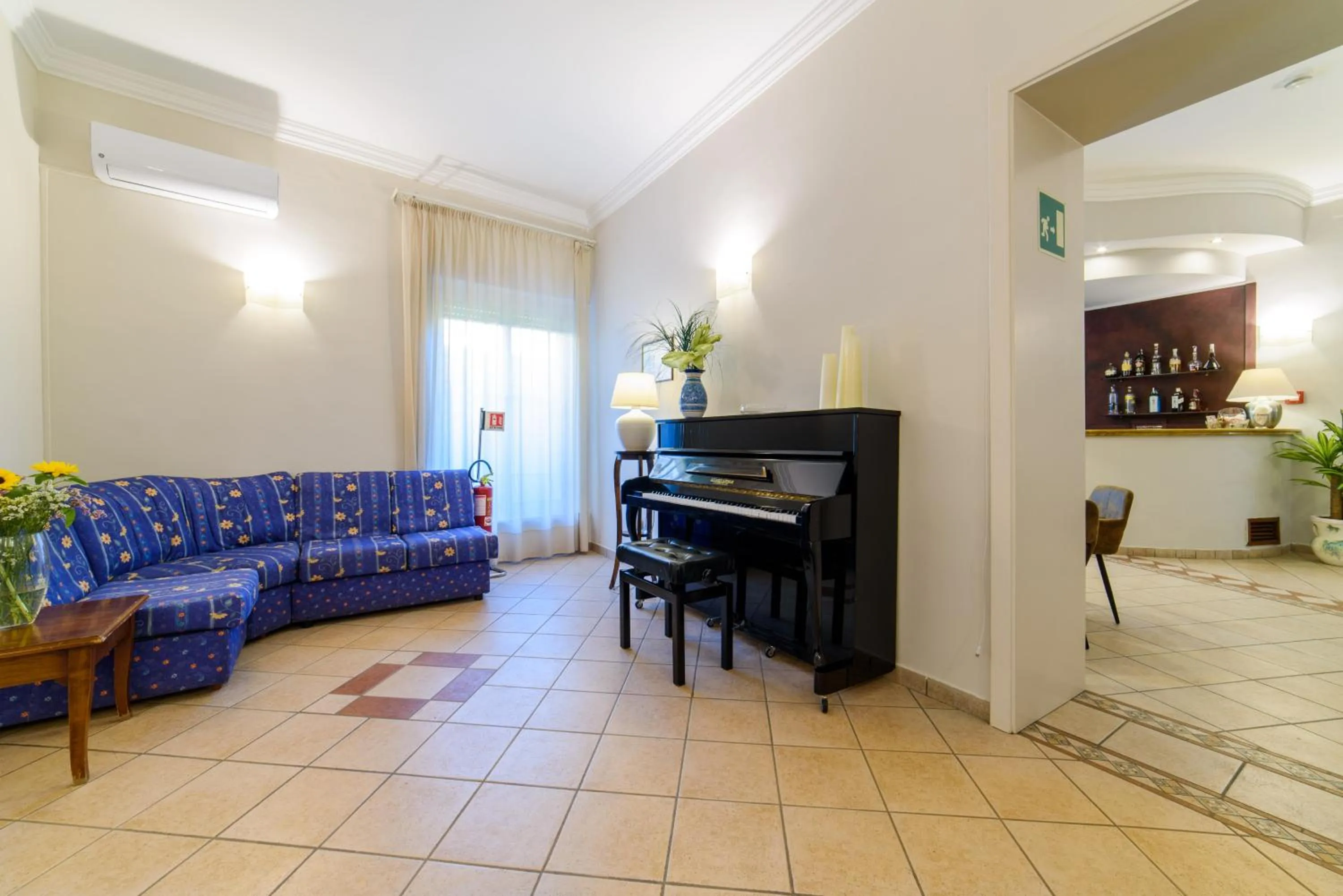 Communal lounge/ TV room in Hotel Tirreno