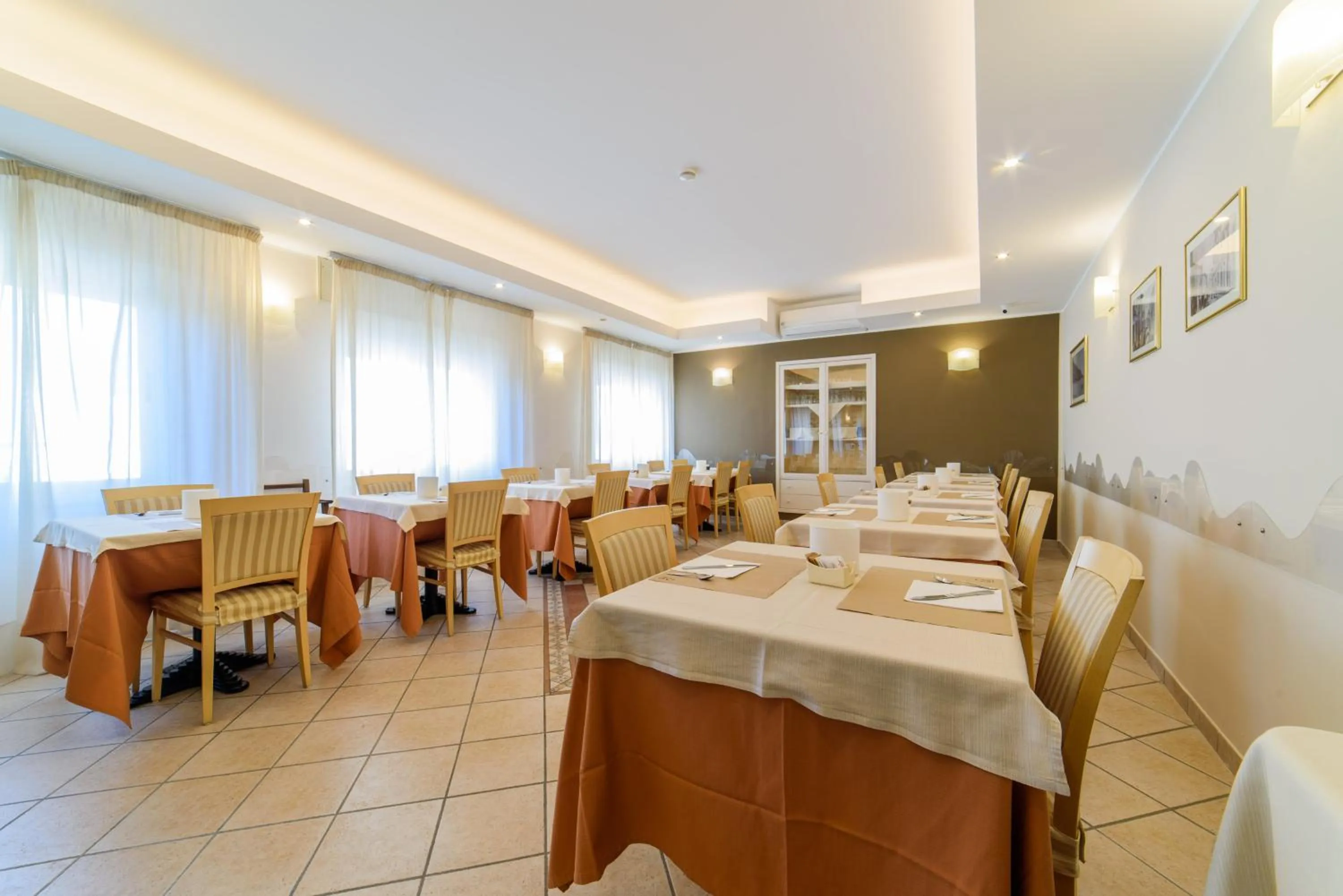 Restaurant/places to eat in Hotel Tirreno